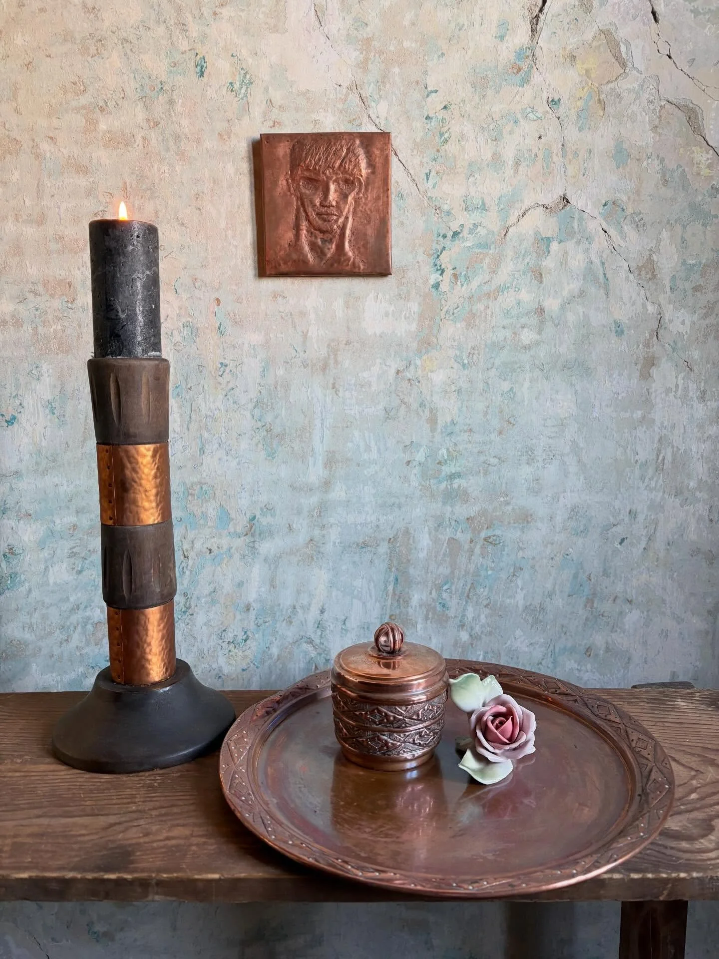 Rez talca a peremen kalapalt geometrikus diszitessel, egy reszen a pereme horpadt, atmeroje 31 cm &bull; 7000 ft
Rez doboz korben geometrikus mintaval, tetejen fogoval, belseje belelt, magassaga 10 cm atmeroje 8 cm &bull; 5000 ft
Fa gyertyatarto szeg