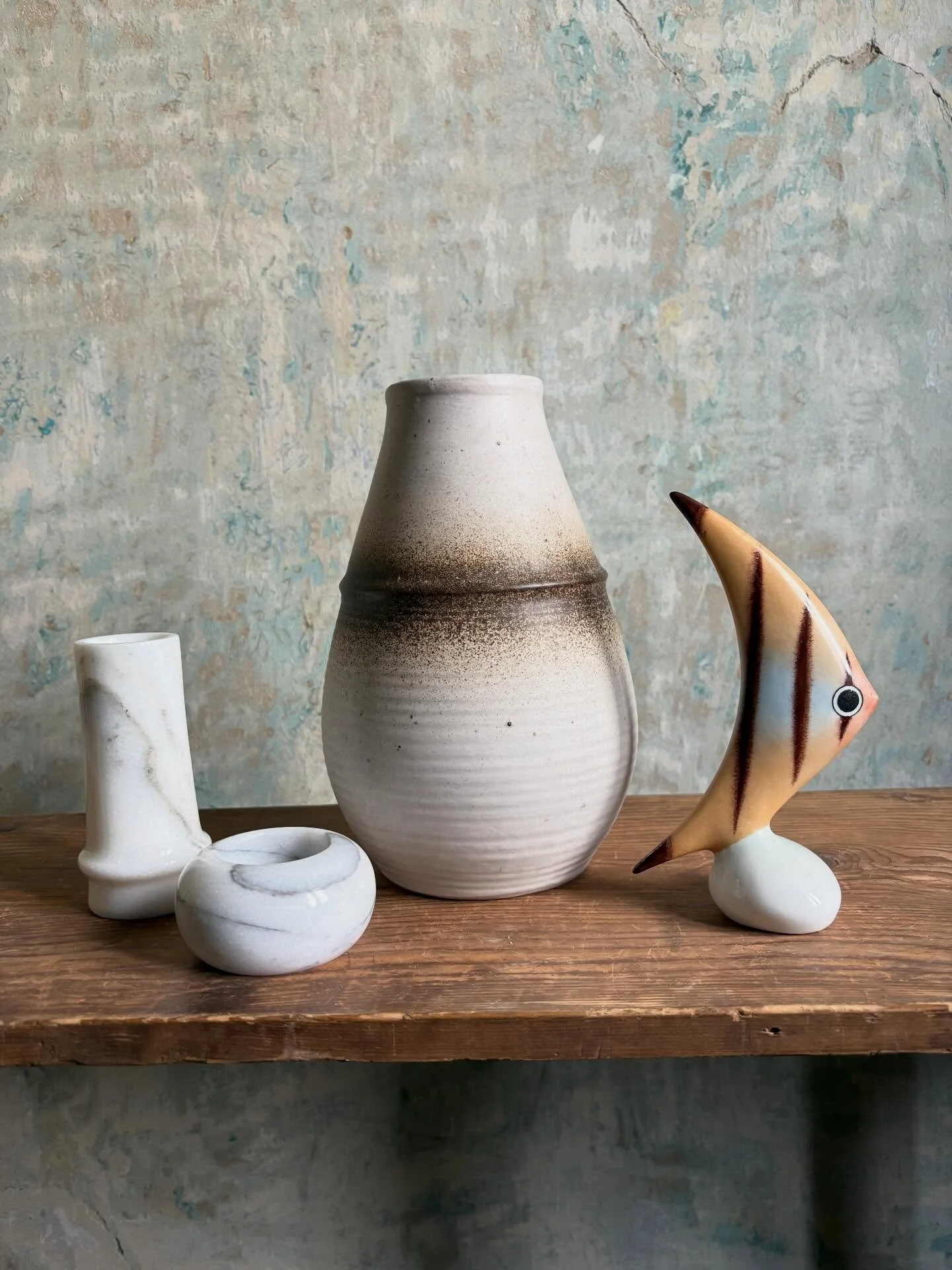 🐠 
Feher vaza barna csikkal, magassaga 22 cm &bull; 4000 ft
Pufi, fenyes marvany mecsestarto, atmeroje 7 cm magassaga 4 cm &bull; 3000 ft 
Hosszukas marvany vaza, fenyes feluletu, hossza 11 cm &bull; 3000 ft
Aquincum porcelan Hal figura, 17 cm &bull