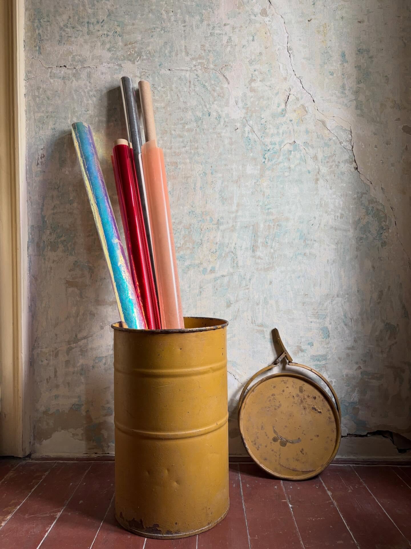 🍊 
Okkers&aacute;rga vas hord&oacute;, z&aacute;rhato tetovel, nehol rozsdas, atmeroje 36 cm , magassaga 59 cm