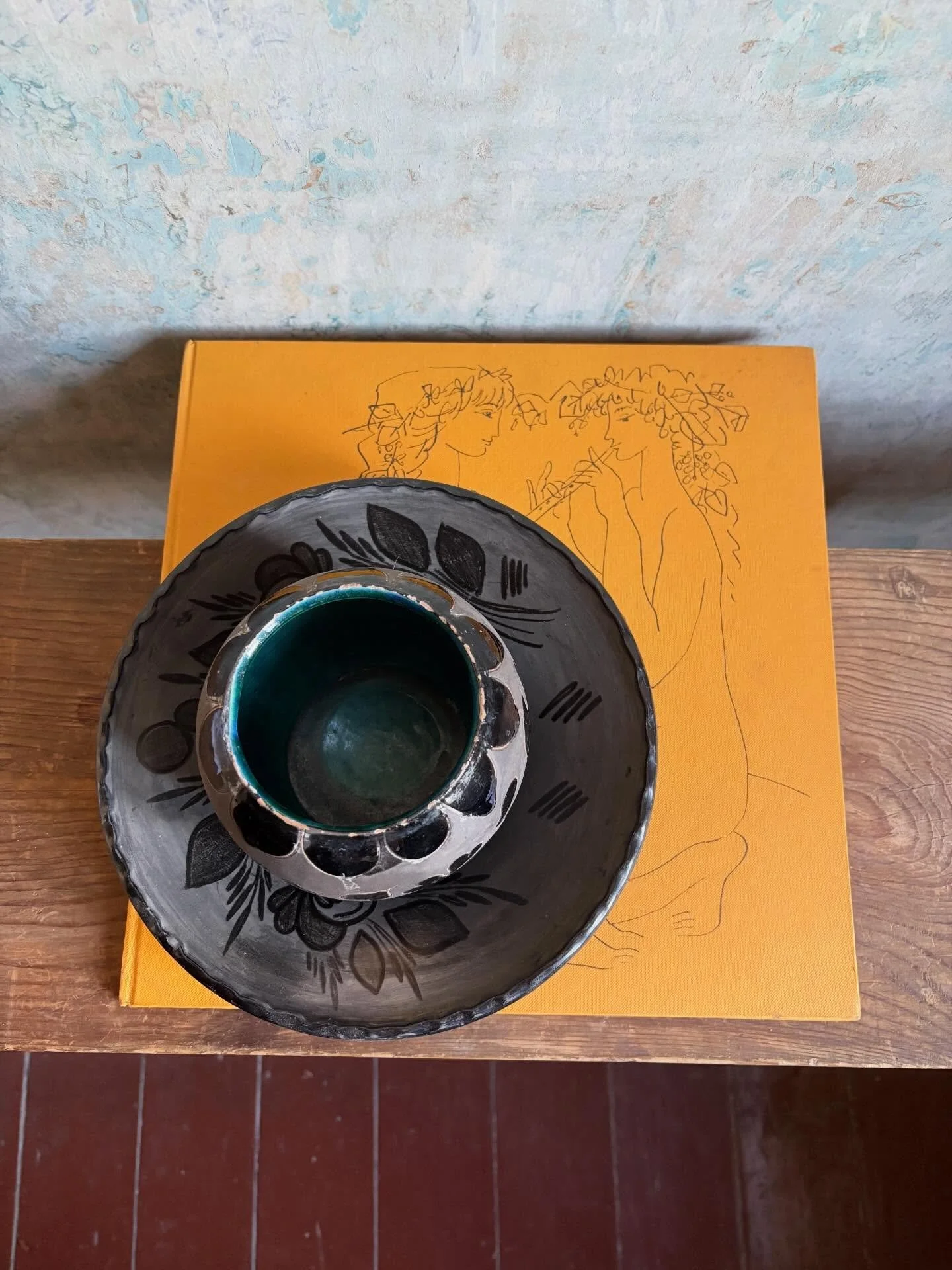 Viragos keramia vaza, fenyes es matt fekete szinben, belul turkiz mazzal, szajanal kopasokkal, 11x13cm &bull; 4000 ft 
Viragokkal diszitett fekete disztanyer, jelzett: Fazekas Istvan Hajduszoboszlo, 1996. Atmeroje 24 cm &bull; 4000 ft
Konyv &bull; Re