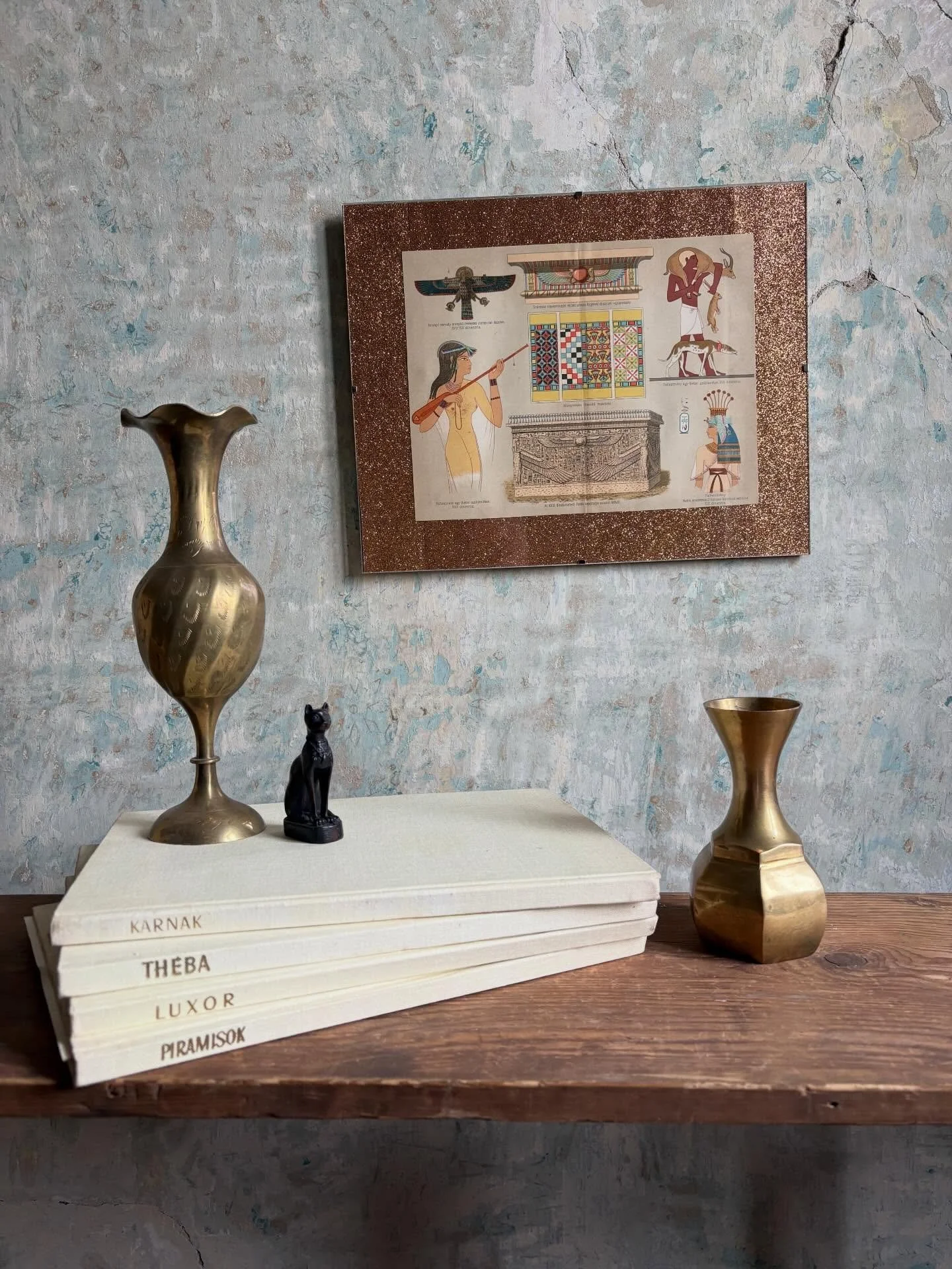 👁️ 
R&eacute;z vaza hatszogletu alappal , magassaga 13 cm &bull; 4000 ft 
Hosszukas bronz vaza, magassaga 25 cm &bull; 4000 ft
Egyiptomi muveszet szines nyomat, konyvillusztracio, uveg keretben, glitteres papiron, 28x35 cm &bull; 4000 ft
Konyvek egy