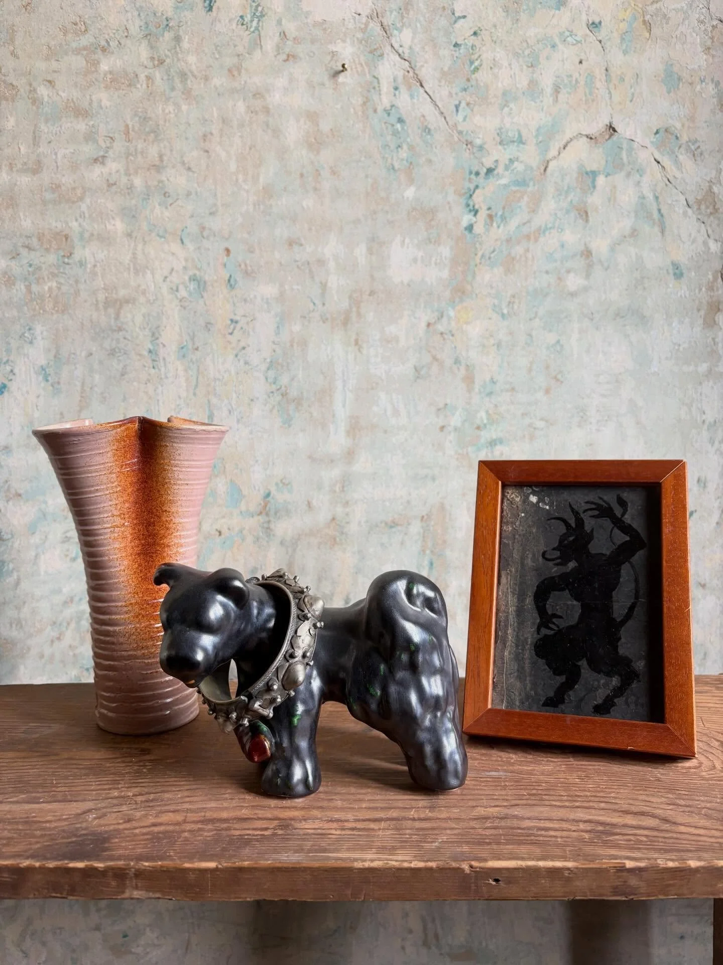 Marokkoi fem karkoto &bull; 25000 ft
Bodrogkereszturi mazas keramia kutya figura, 15 x 6,5 x 12 cm &bull; 3000 ft
Erdekes alaku vaza, keszitoi pecsettel, viragdisszel, magassa 19 cm &bull; 3000 ft
Diszes &eacute;s kopott konyvbor&iacute;t&oacute;ra r