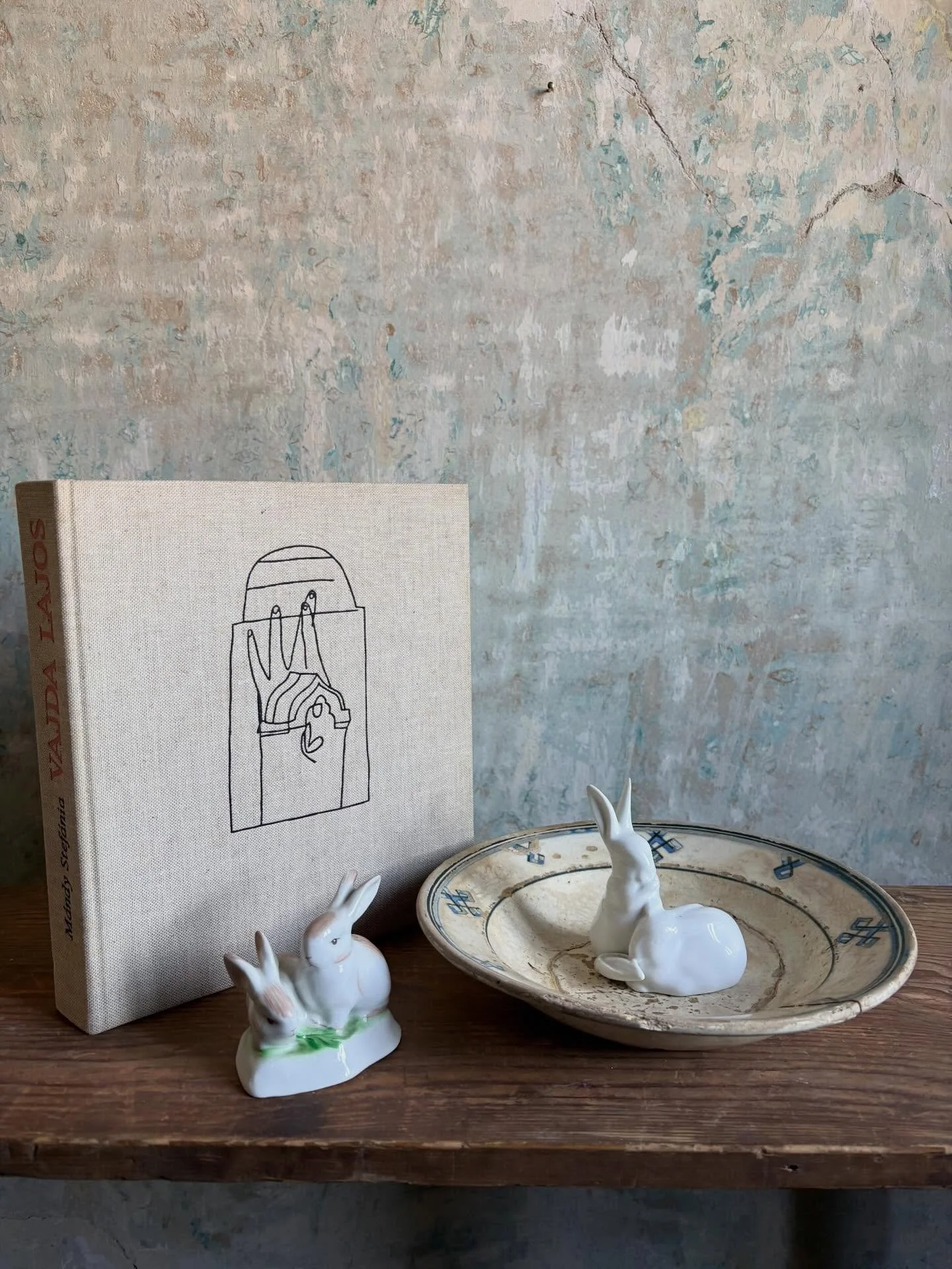 🐇 
Miskolcz fajansz tanyer, kek mintaval, ragasztott, atmeroje 22 cm &bull; 4000 ft
Herendi porcelan nyulak, 9x6x7 cm &bull; 4000 ft
Hollohaza festett porcelan nyulak, mazhibaval, 8x8x6 cm &bull; 2000 ft 
M&agrave;ndy Stef&aacute;nia: Vajda Lajos. M