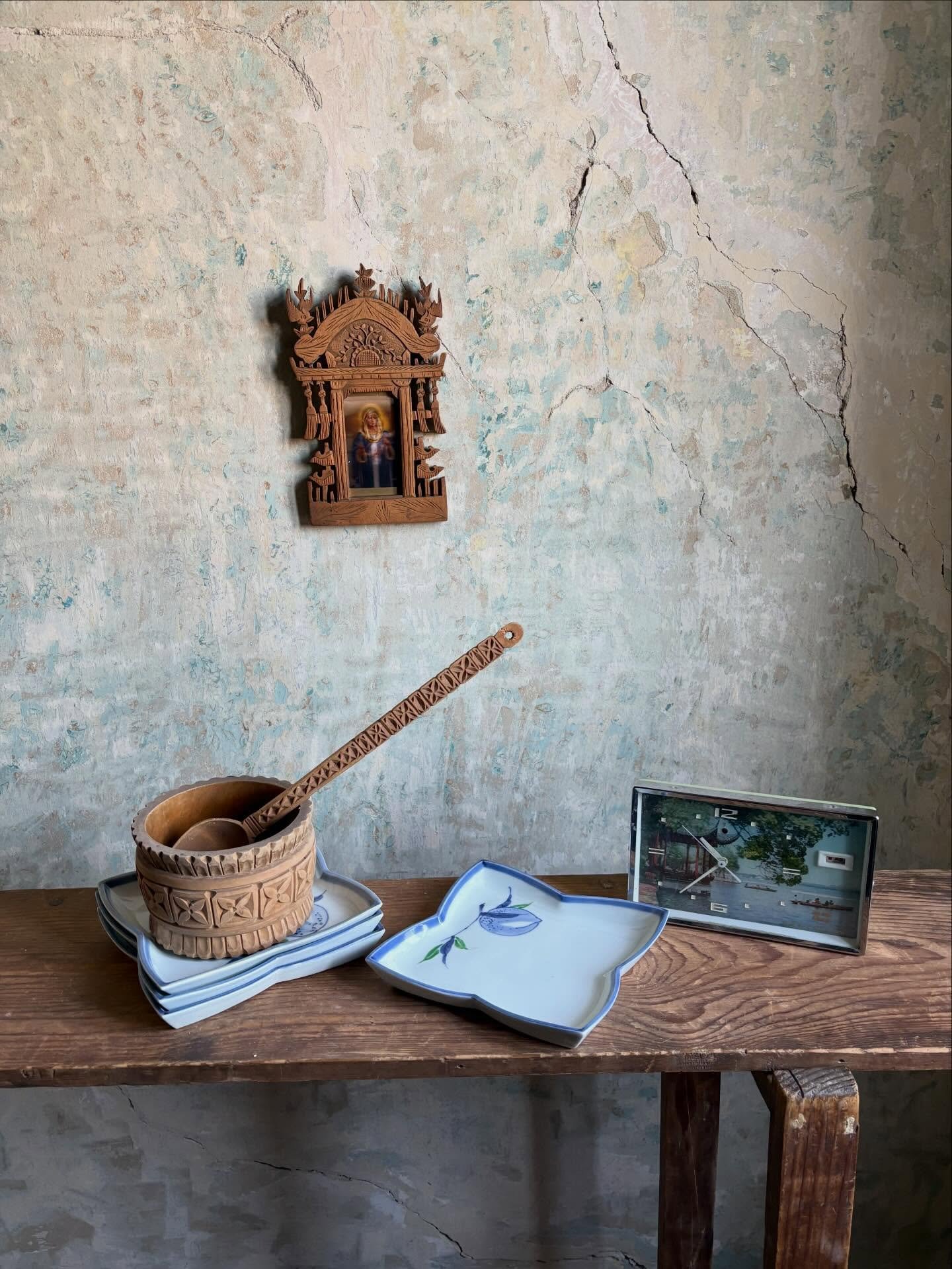 🪵 
Gazdagon faragott kaput abrazolo fa kepkeret lentikularis Maria keppel, 24x14 cm &bull; 8000 ft
Japan, porcelan sushi tanyer gyumolcs abrazolasokkal, jelzett, 18x18 cm, a negy darab egyutt 8000 ft
Diszesen faragott fa talka, belul lakkozott, maga