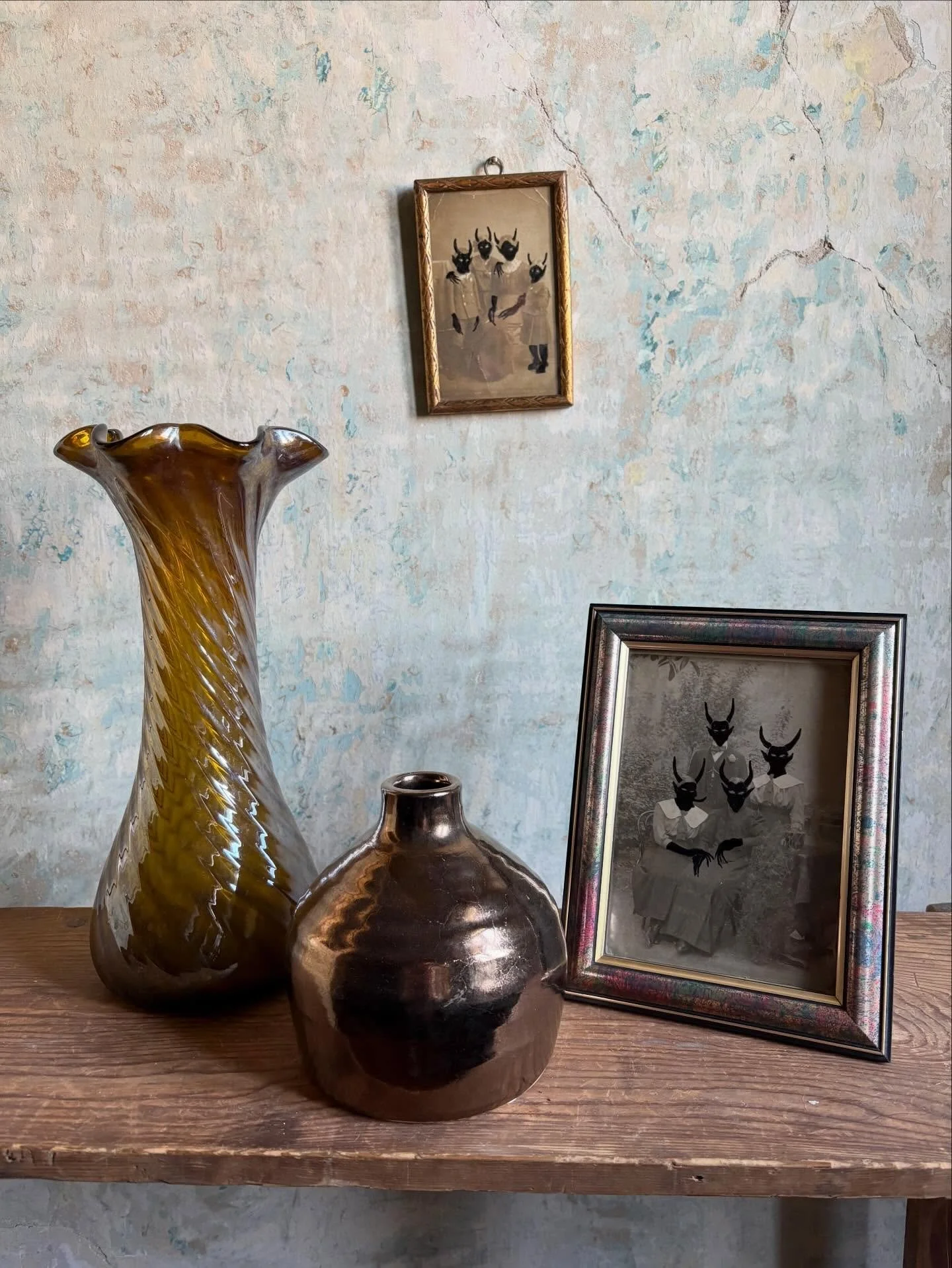 Modern bronz szinu keramia vaza, magassaga 13 cm &bull; 3000 ft 
Hosszukas borostyan szin uveg vaza, csavart mintaval, magassaga 31 cm &bull; 4000 ft
&Ouml;rd&ouml;g csalad kis aranyozott fa keretben, uvegezett, 10x15 cm &bull; 4000 ft
&Ouml;rd&ouml;