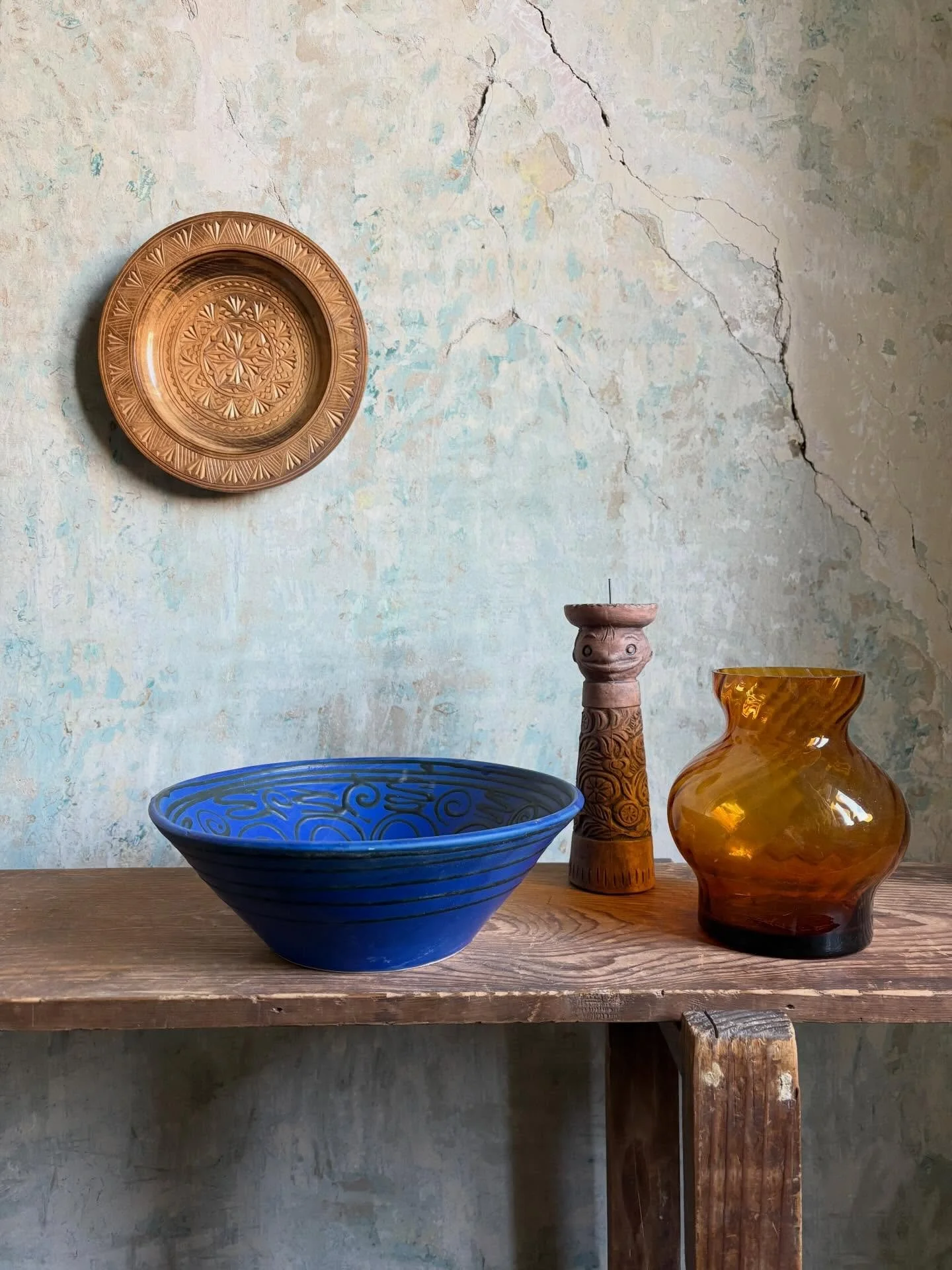 👨🏻
Nepies ferfi alakos gyertyatarto, magassaga 18 cm, apro lepattanassal &bull; 4000 ft
S&ouml;t&eacute;tk&eacute;k ker&aacute;mia tal fekete d&iacute;sz&iacute;t&eacute;ssel, jelzett, atmeroje 24 cm, magassaga 8 cm &bull; 6000 ft 
Borostyan szin v