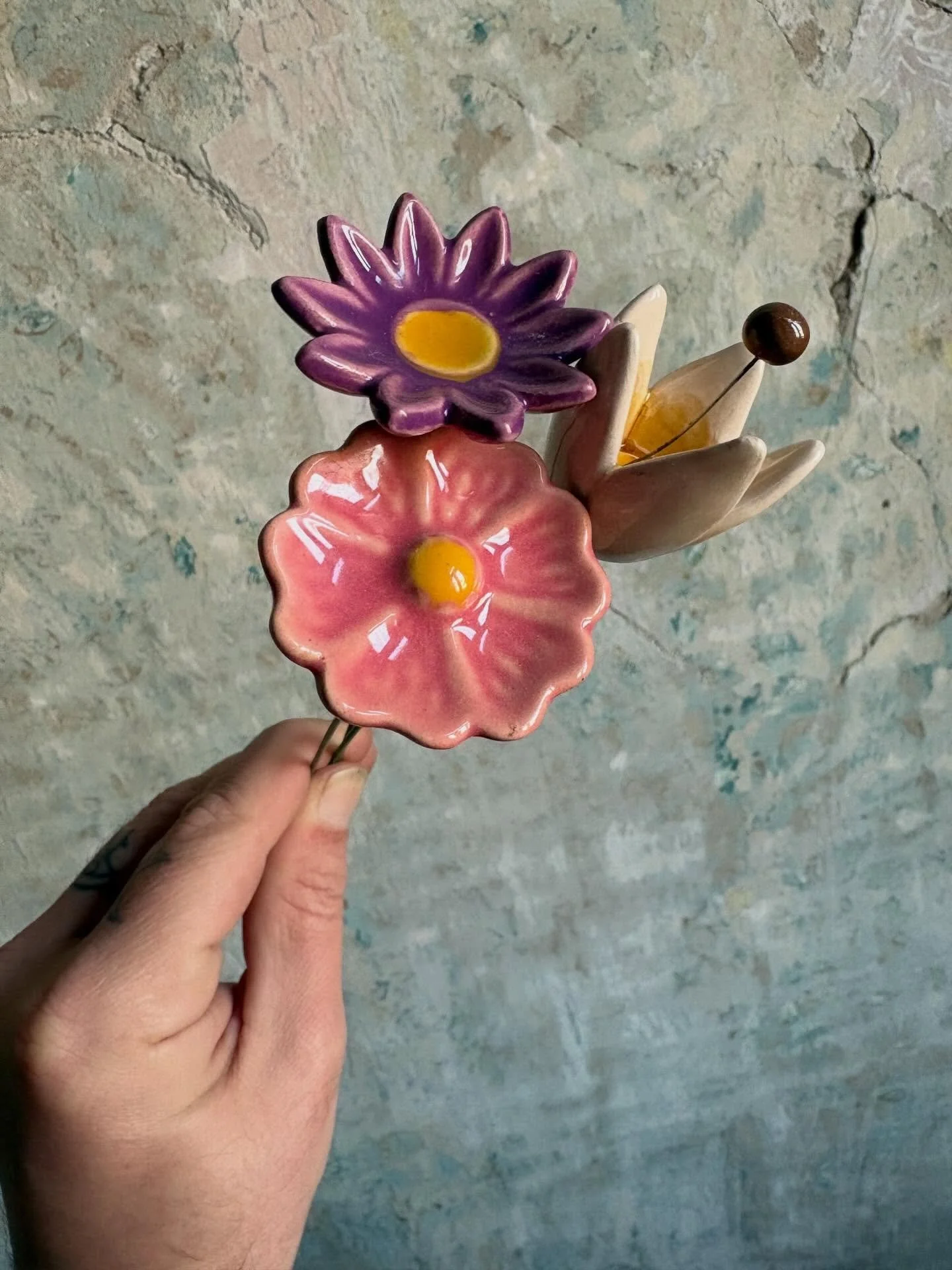 💐 
Szines keramia madar figurak, 7x5 cm &bull; 6 darab egyutt 4000 ft
Keramia viragok drot sz&aacute;rral, hosszuk 27 cm &bull; 3 darab egyutt 4000 ft 
Szecesszios, liliomos fem tartoban homokfut uveg tart&agrave;ly, lampa volt, de vazanak is haszna