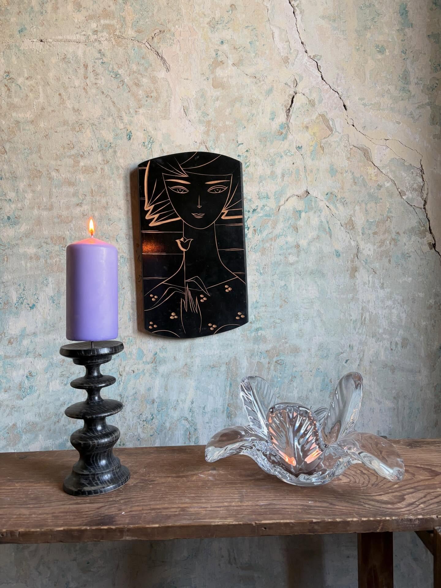 🧒 
Palmaleveleket mintazo, nehez kristaly disz tal, asztalkozep, gyonyoruen csillog a napfenyben 🌈 , Art Vannes France jelzessel, magassaga 13 cm, atmeroje 25 cm &bull; 22000 ft
Esztergalt fa gyertyatarto, sotetre szinezett, patinasan kopott, magas