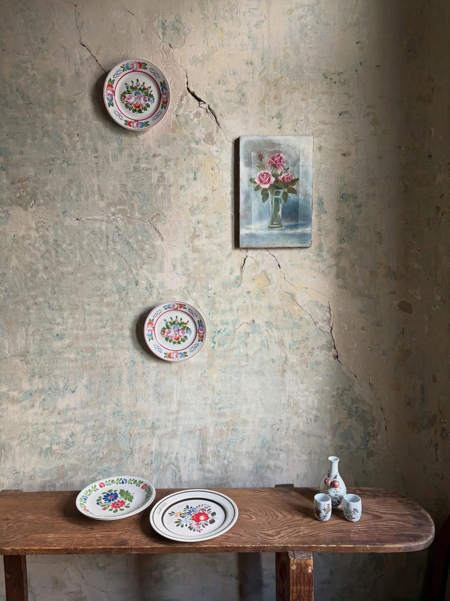 🌹 
Hollohaza porcelan tanyer, virag mintaval, atmeroje 18 cm , 2000 ft a ket darab egyutt
Festett Granit tanyer, viragokkal es Lillaf&uuml;red felirattal, atmeroje 21 cm &bull; ajandek annak aki a targyak kozul vasarol 
Alfoldi porcelan disztanyer v