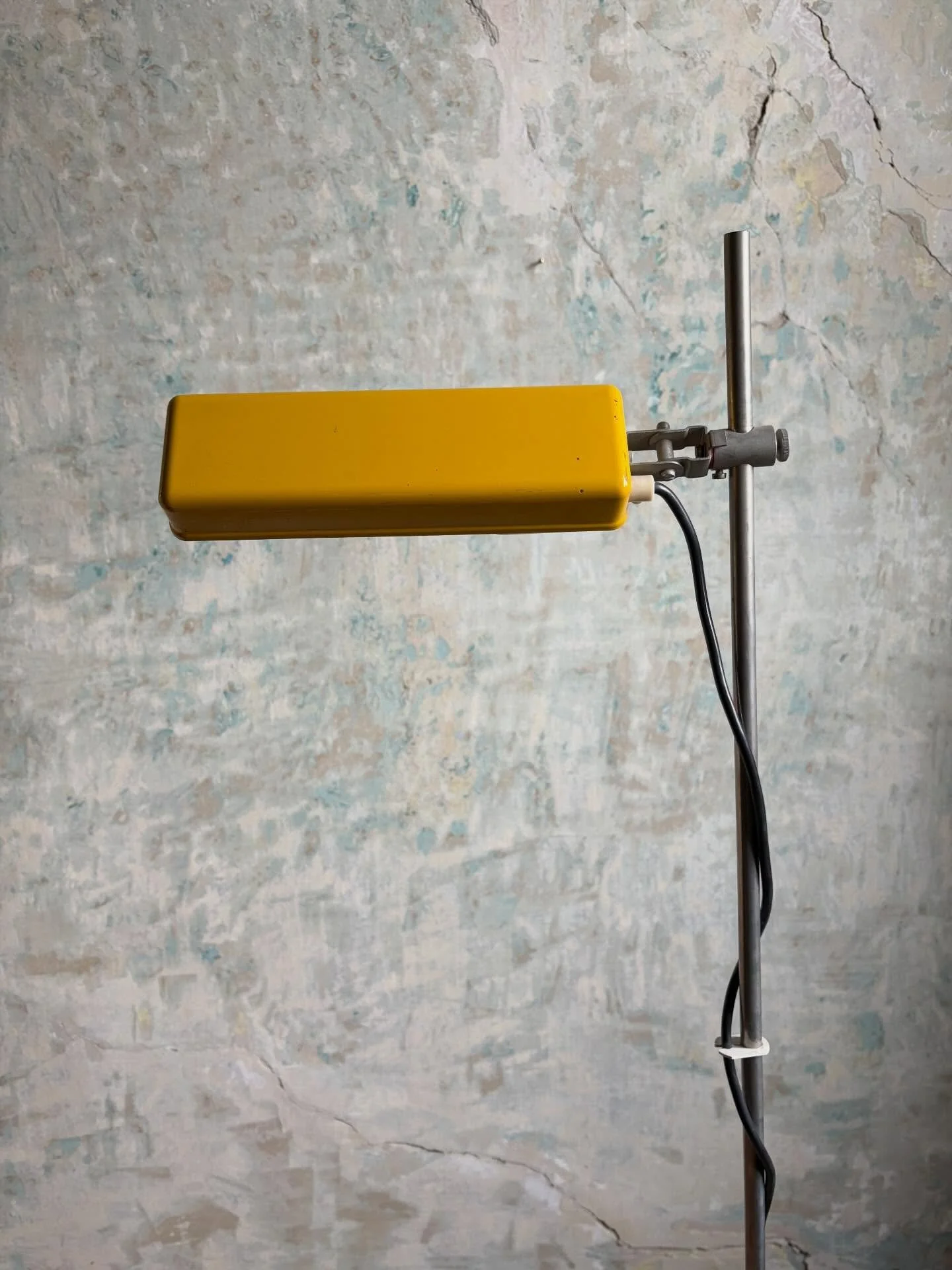 🟡 
K&ouml;r alaku, kezzel keszult juta szonyeg, atmeroje 120 cm &bull; 9000 ft
Narva, nemet ipari allolampa citromsarga szinben, negyzetes vilagito resszel, vas talp, 126 cm &bull; 28000 ft