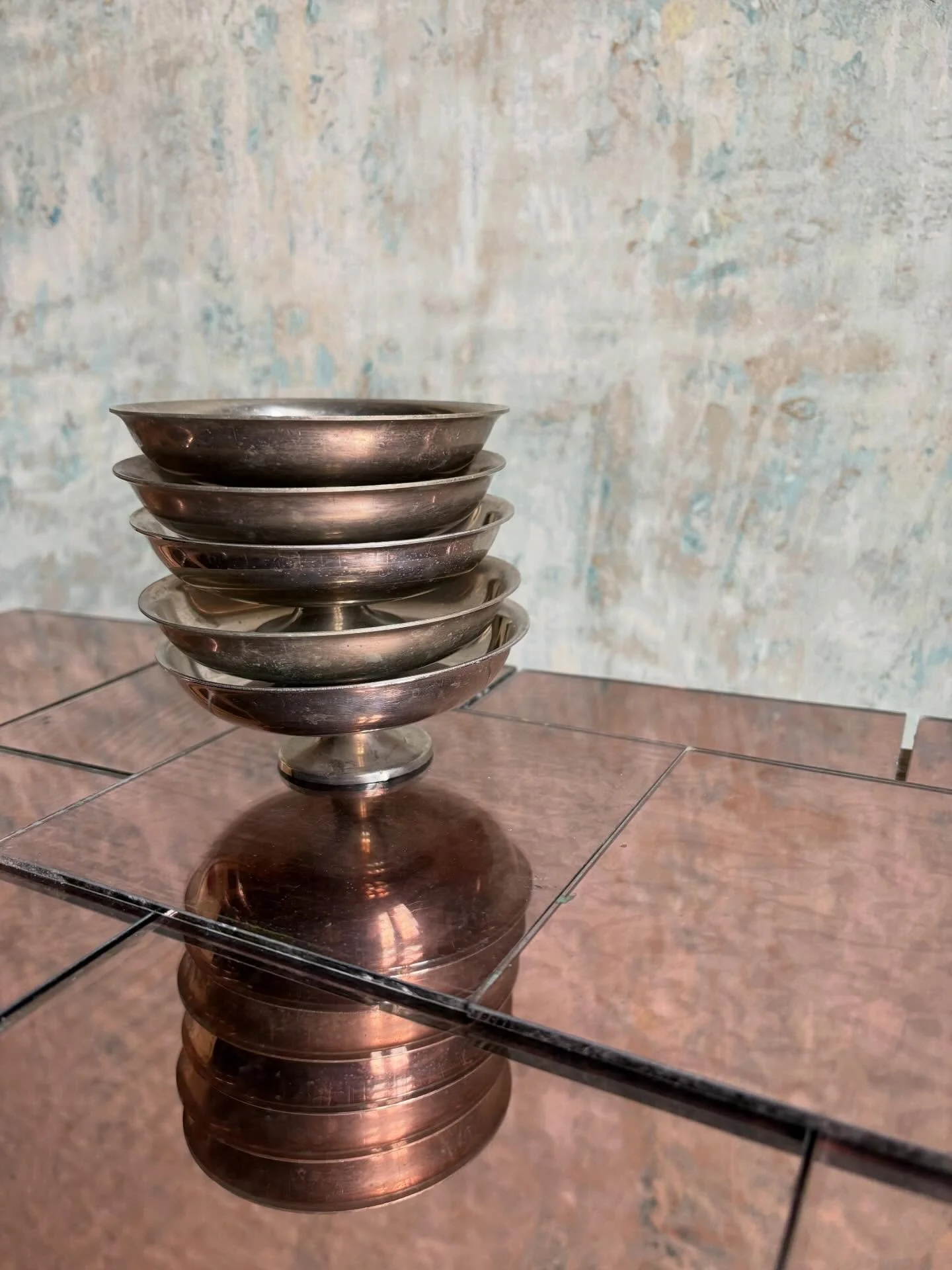 Ezust szinu fem talkak, 3 darab 4 cm magas, 2 db 5 cm magas, atmerojuk 11.5 cm &bull; 9000 ft az &ouml;t darab egyutt 
Bronzos, rozsaszines uveg csempe, tukrozodo feluletu, 15x15 cm, aprobb kopasok, foltok &bull; 9000 ft a 10 darab egyutt