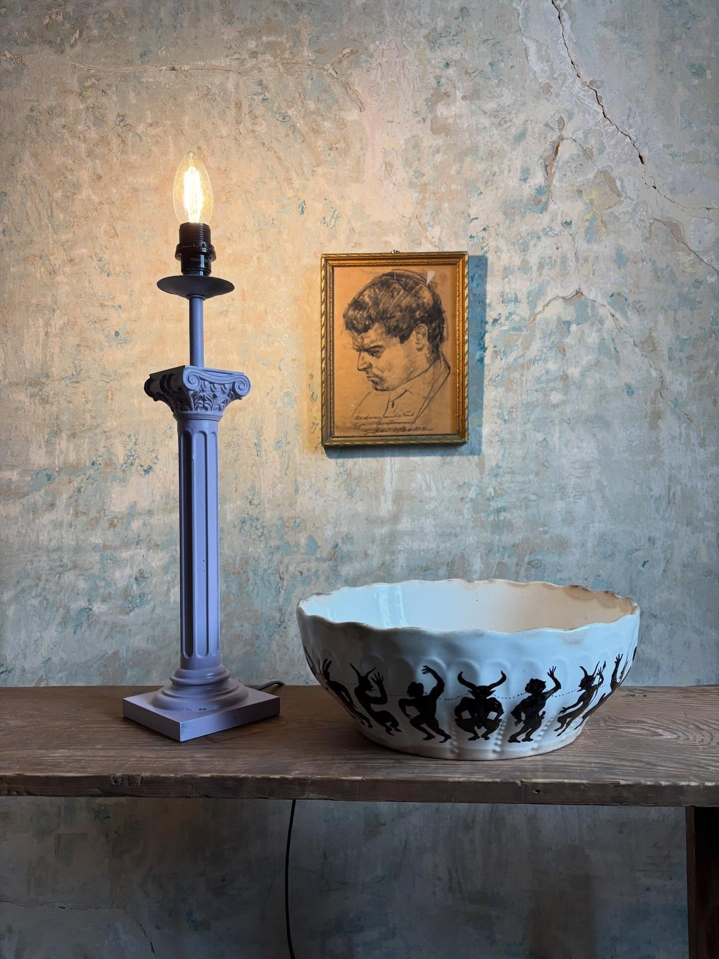 😈 
Kopottas regi Granit pog&aacute;cs&aacute;s t&aacute;l utolagosan r&aacute;&eacute;getett &ouml;rd&ouml;g&ouml;kkel es meztelen f&eacute;rfiakkal, nem hibatlan, magassaga 10 cm, atmeroje 28 cm. Mosogathato. &bull; 11000 ft
Lil&aacute;ra festett m