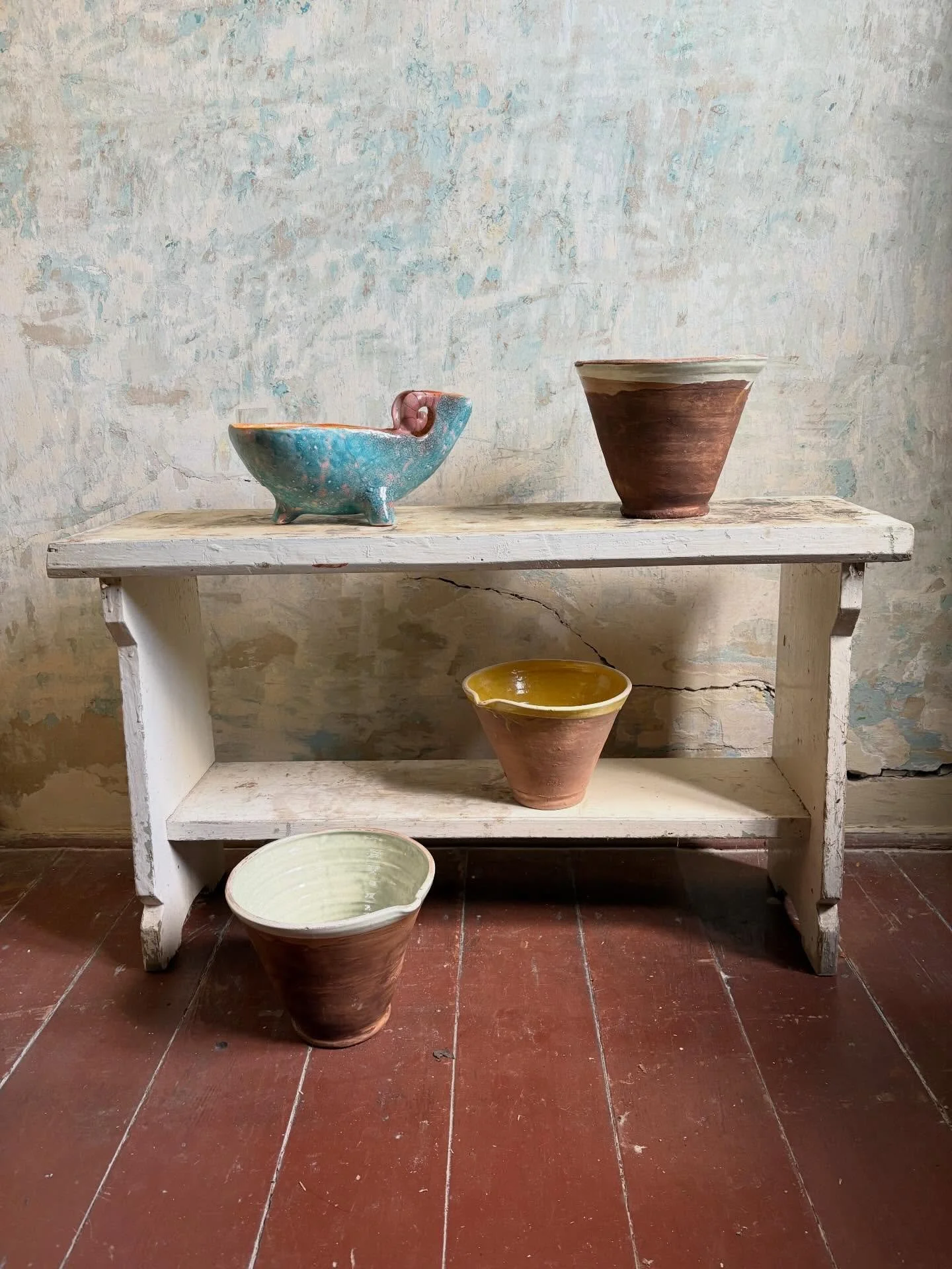 🐏 
Feherre festett, kopott, fa vizes pad , 84x49x25 cm &bull; 8000 ft
Terrakotta edenyek sarga es pisztacia zold belso mazzal, a sarga edeny szajan repedessel, a zoldek eppek, magassaguk 15 cm , atmerojuk 18 cm &bull; 6000 ft per darab
G&aacute;l B&