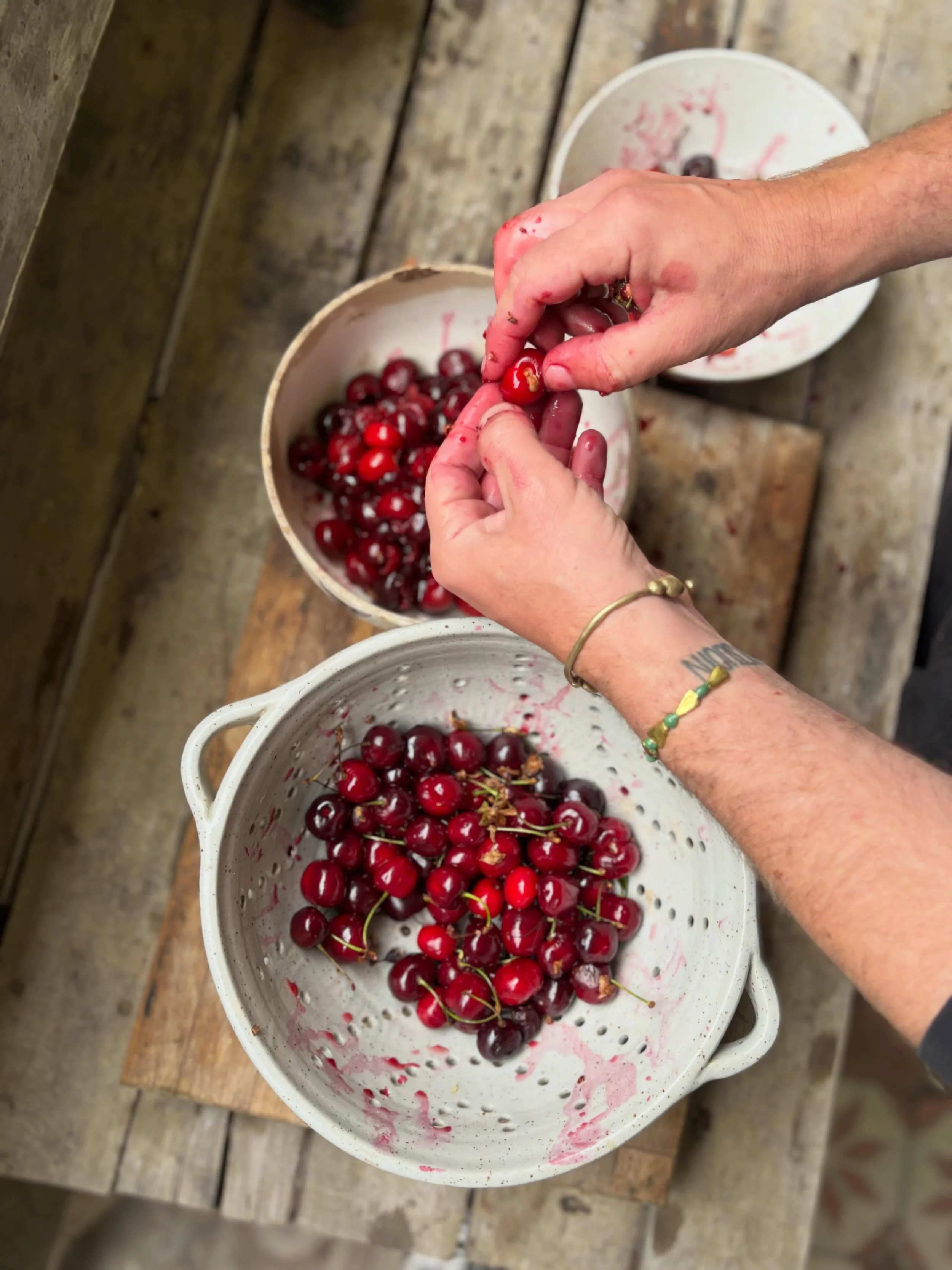 🍒 

Granit t&aacute;l, utolag ra&eacute;getett &ouml;rd&ouml;g figur&aacute;kkal, lepattan&aacute;sokkal, serulesekkel, atmeroje 20 cm, magassaga 9 cm &bull; 9000 ft
Nagy meretu, vastag falu uveg edeny fedovel es dugoval, fedojen nagy repedessel, pe