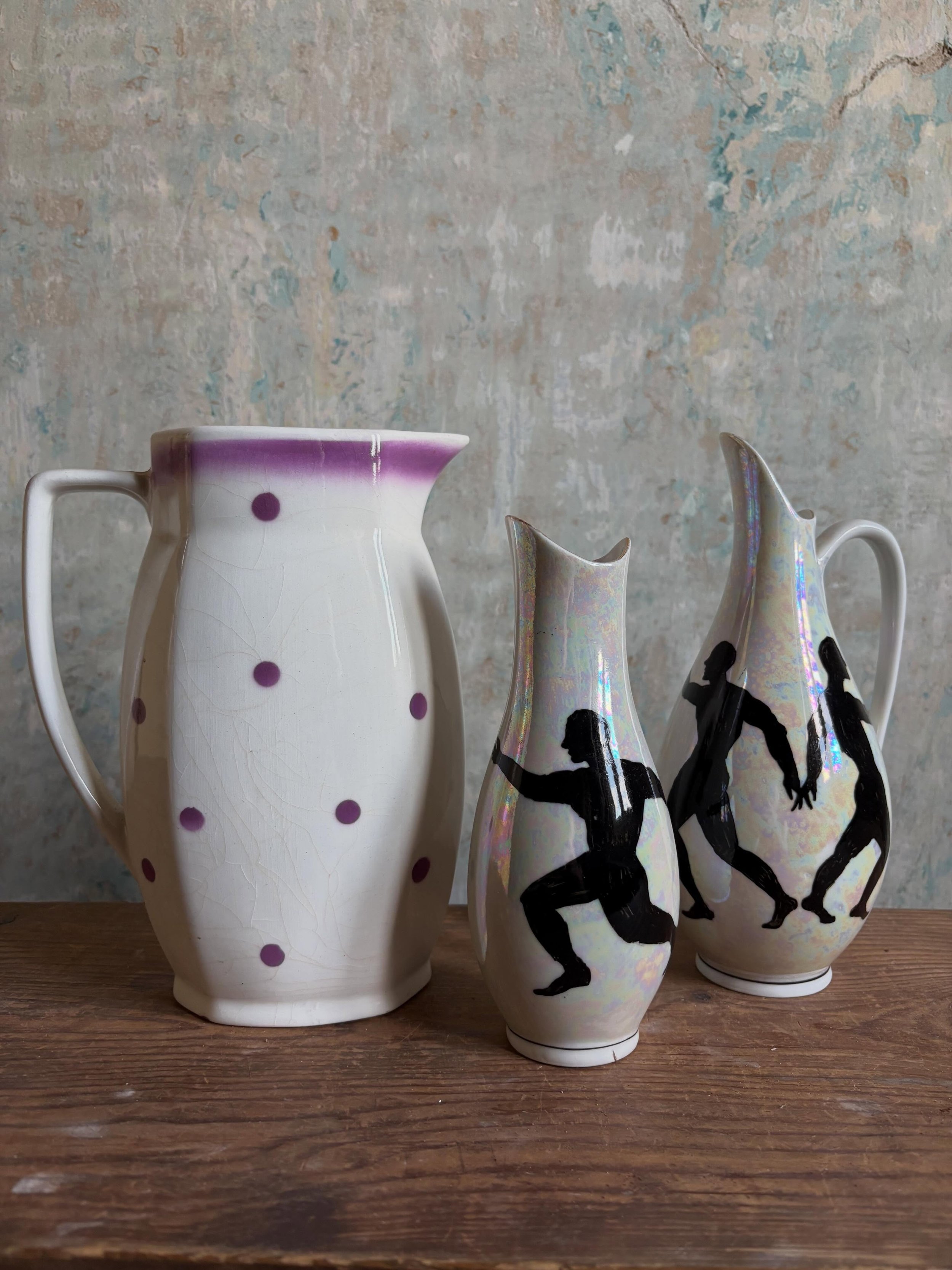💪 
Granit kancso, lila p&ouml;tty&ouml;kkel, aljan lepattogzas, magassaga 21 cm &bull; 5000 ft
L&uuml;szteres porcelan Hollohaza v&aacute;za utolag festett, r&aacute;&eacute;getett f&eacute;rfi alakokkal, magassaga 21 cm &bull; 10000 ft 
L&uuml;szte