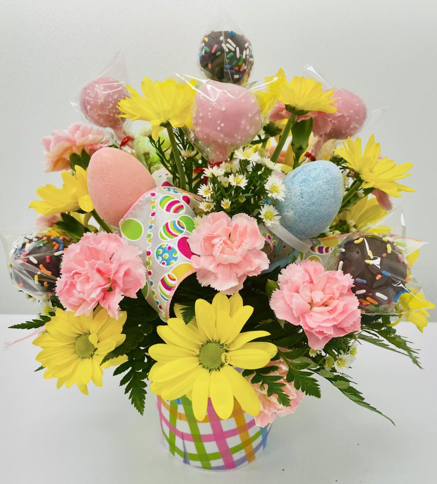 Our Pops &amp; Posies has some egg-cellent accents this season! Order online at blossomsfloristandbakery.com

#cakepoparrangement #flowerdelivery #bakerydelivery