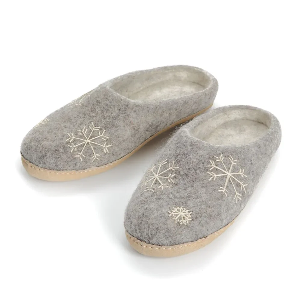snowflake-slippers-ac40805-4106-p_1024x1024.webp