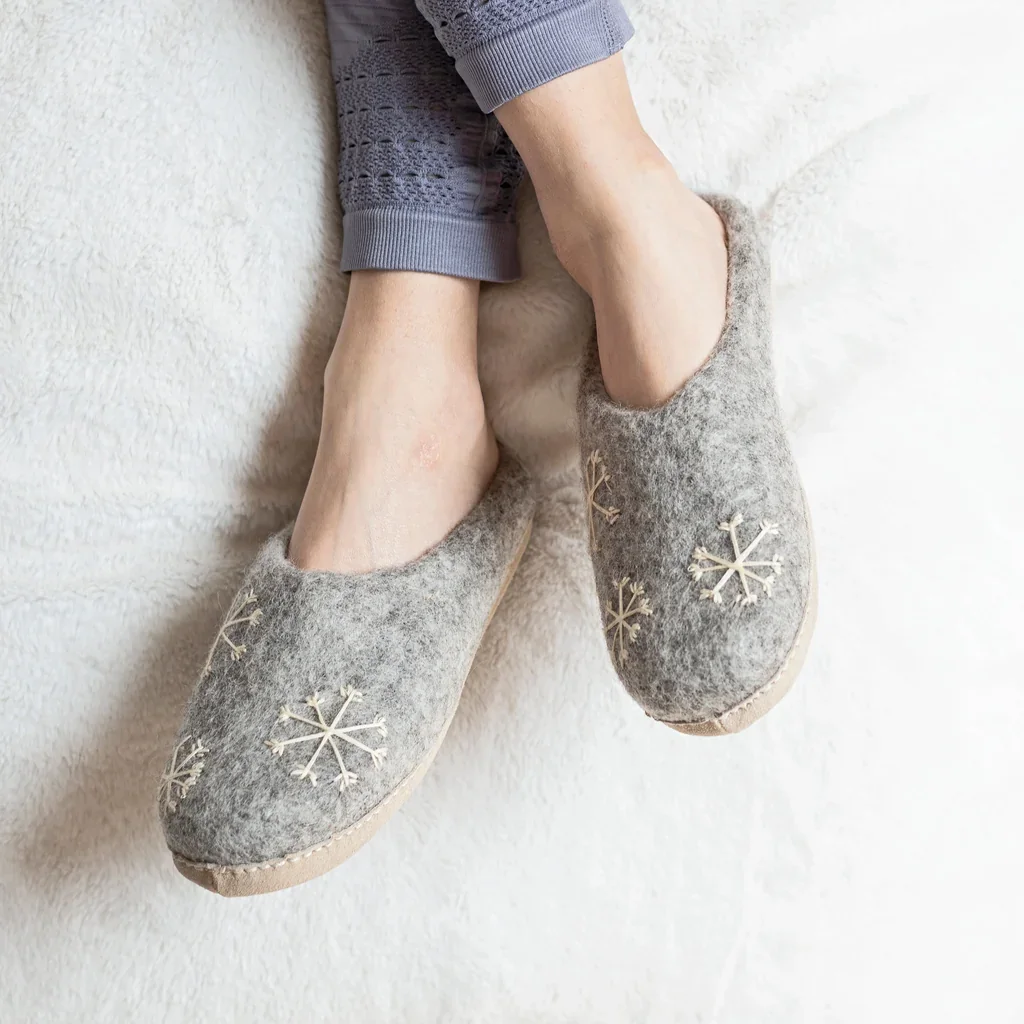 AC40805_Snowflake_Slippers_1024x1024.webp