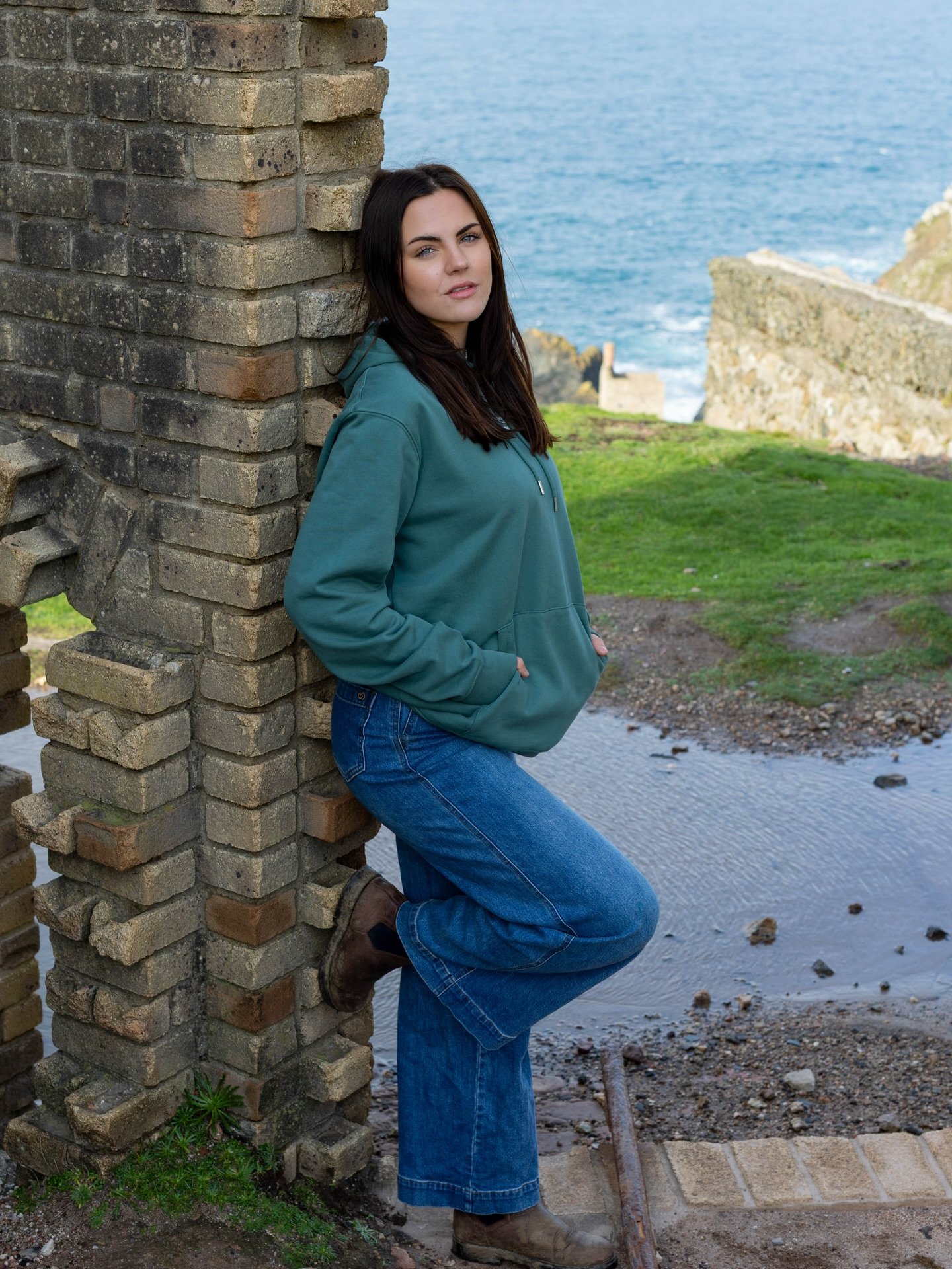 Designed for the outdoors 💨

Famous for the &ldquo;crowns&rdquo; engine houses perched on the cliff face above the Atlantic Ocean, with tunnels stretching hundreds of meters under the seabed - a classic Cornish landmark location 👀

Stay cozy in sty