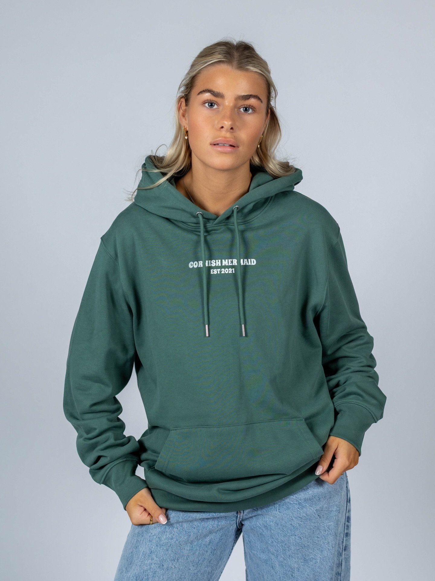 Winter essentials 💚

Our Cornish Mermaid Premium Hoodies are the ultimate cold-weather staple - warm, cosy and effortlessly stylish. Perfect for everyday wear and available in White, Green Bay, Anthracite, Mindful Blue, and Baby Pink. 

Libby is wea