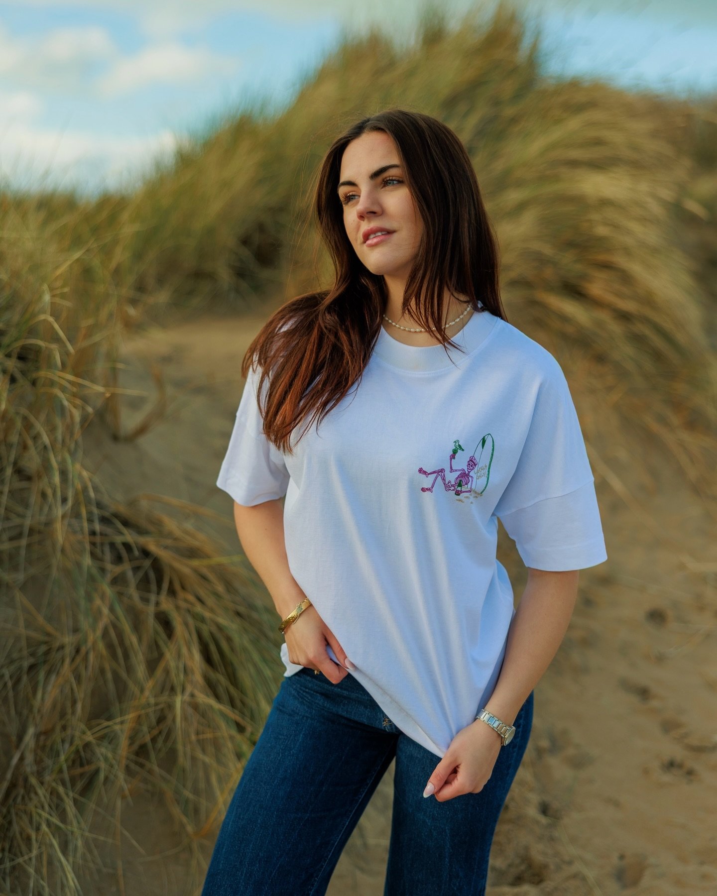 Afternoons in the dunes 🏝️

Ride the wave of coastal style with the Cornish Mermaid &ldquo;Locals Only&rdquo; Skeleton Surf T-Shirt. Featuring a vibrant hand-drawn magenta skeleton relaxing beachside, it&rsquo;s made for free-spirits, saltwater soul