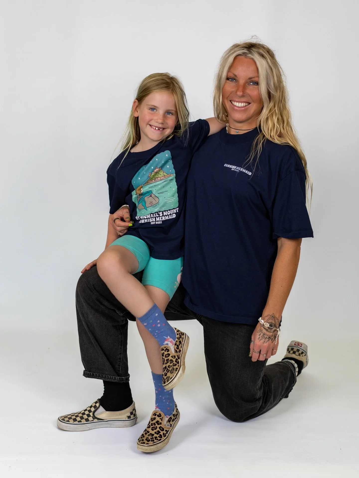 Match with your bestie! 🧜&zwj;♀️💙

Our Unisex Cornish Mermaid Landmark Tees come in both Adult and Kids sizes, making them perfect for the mum and daughter combo who love to twin. Whether it&rsquo;s seaside adventures, family days out, or simply cr