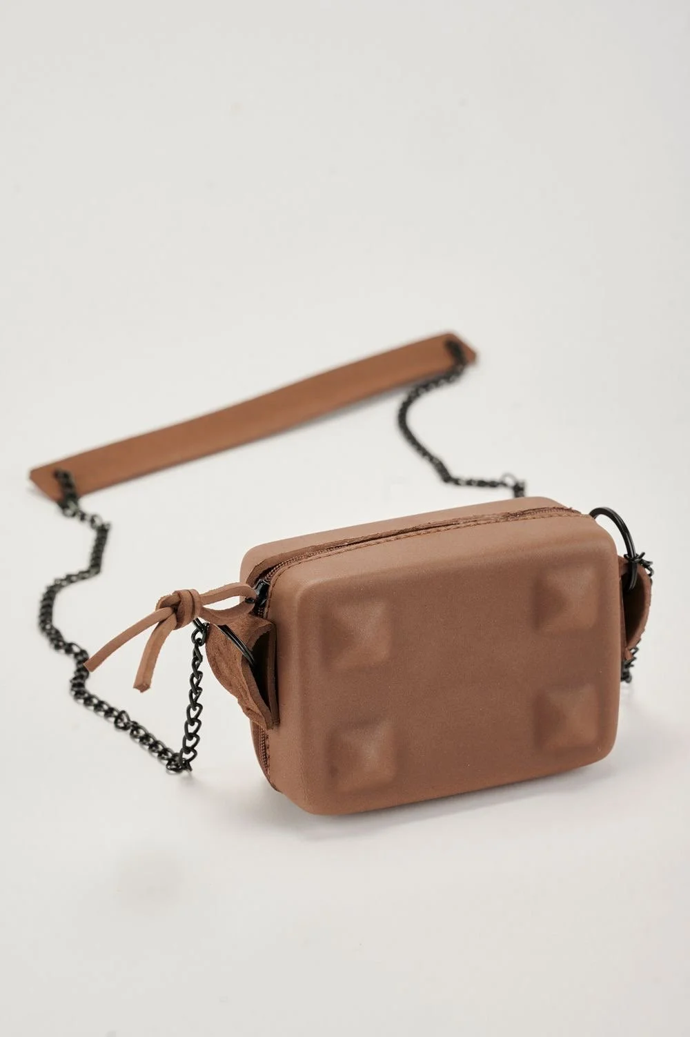 CROSSBODY MICRO pyramide studs