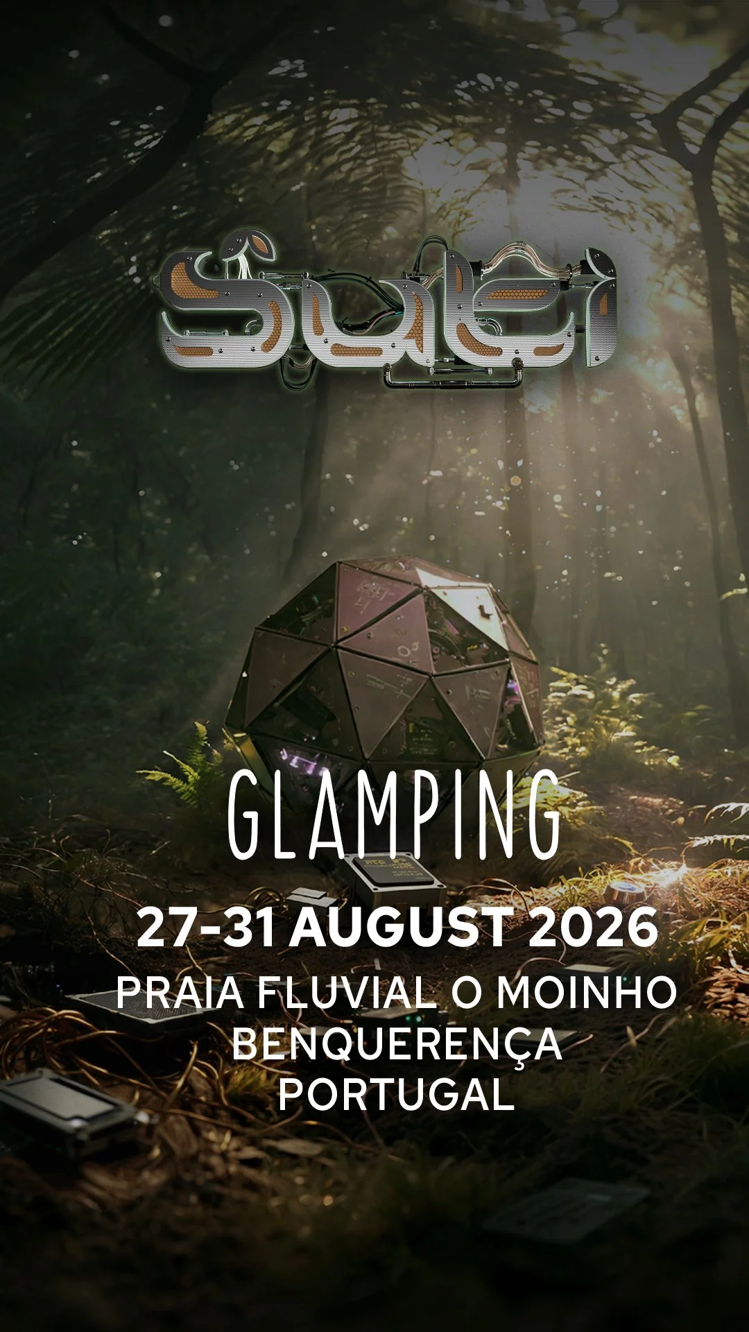 Imagem de floresta ensolarada com equipamento de luzes e painel de controle, promovendo o festival de glamping de 27 a 31 de agosto de 2026 no Praia Fluvial O Moinho, Benquerenca, Portugal.