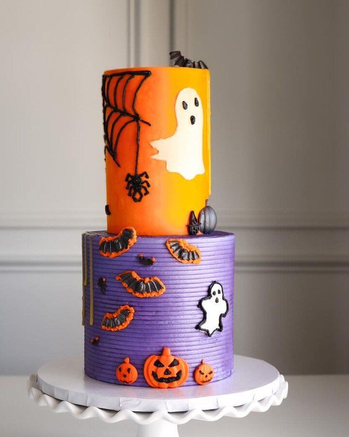 How cute is this little two tier that accompanied a Halloween birthday party this weekend?!

Enjoy! 

Homemadebycelena.com 

#cakesofig #cakesofinstagram #sugarcookiemarketing #bakersofig #americolor #cakedesign #allbuttercream #bakersofinstagram #fa