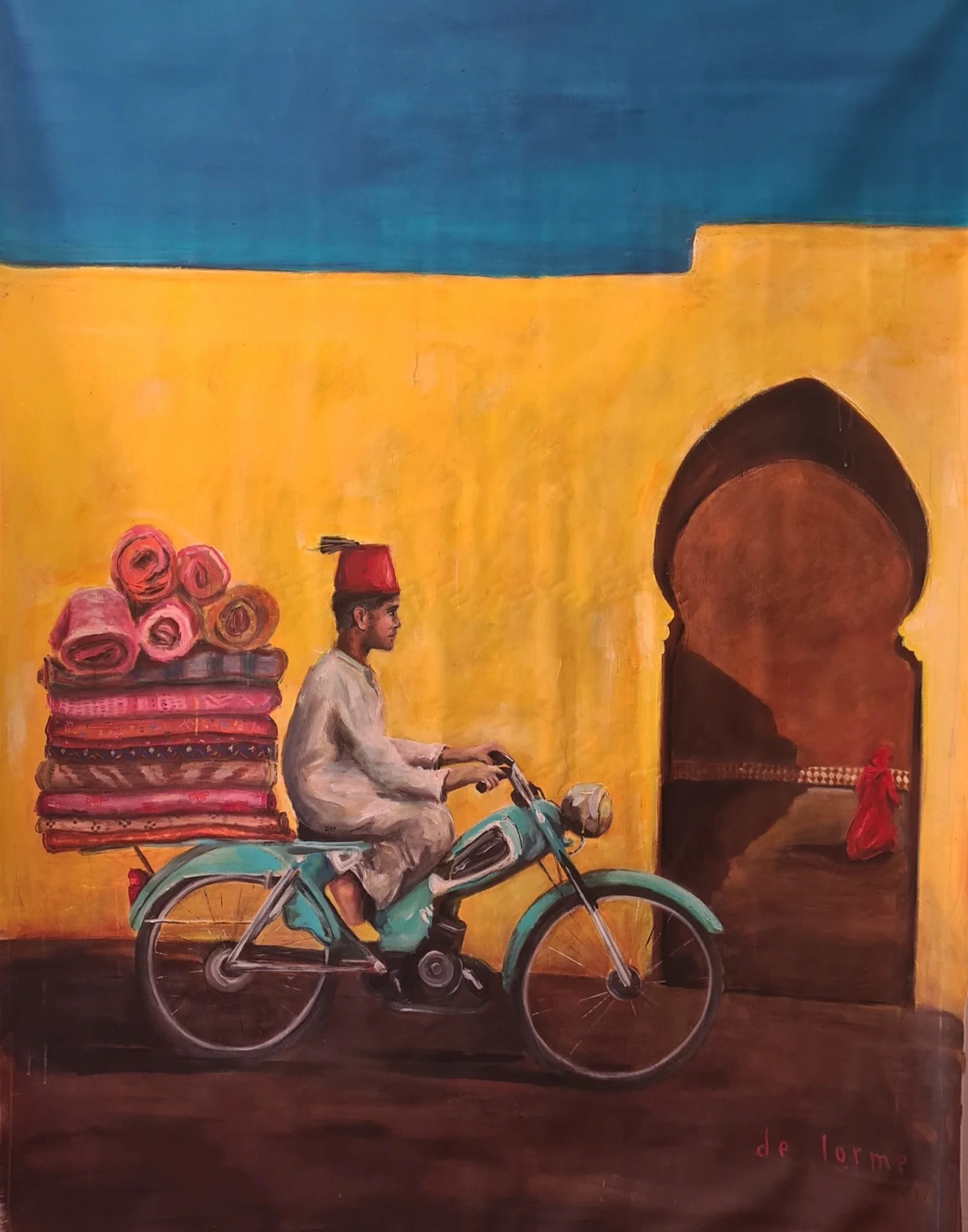 Une peinture représentant un homme noir âgé assis sur une moto bleue, portant un t-shirt blanc, avec un panier chargé de tapis colorés attaché à l’arrière, et un jeune homme en turban rouge à côté, sur un fond jaune et une porte en silhouette noire, sous un ciel bleu.