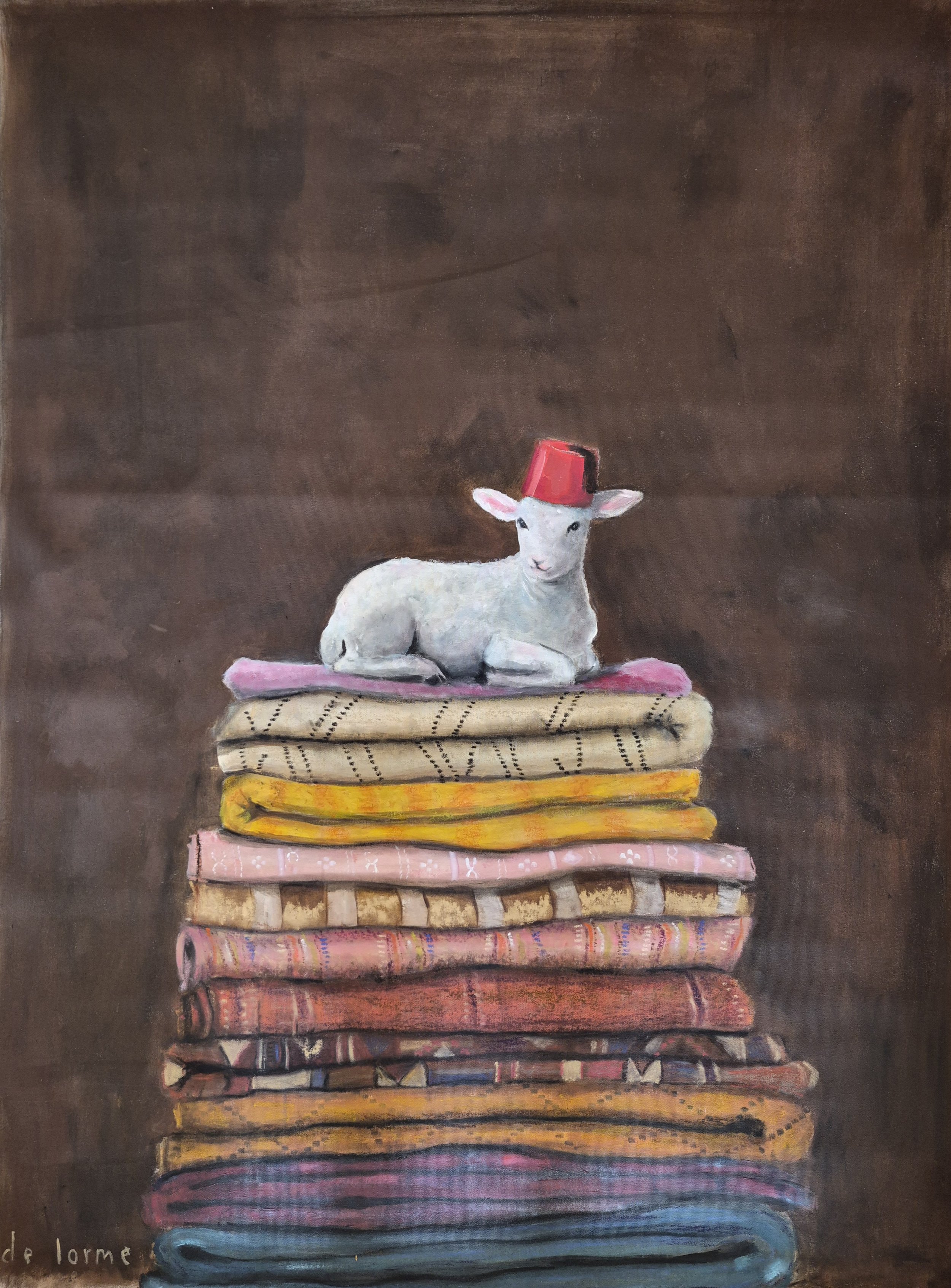 Une peinture représentant une pile de couvertures ou tapis colorés empilés, avec un agneau blanc portant un chapeau rouge au sommet.