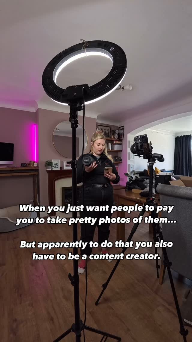 So, raise your hand if you’re a small business owner and so that also means you also have to be in charge of content creation β
I know there are tonnes of videos being like “it’s not that hard” or “here’s how you