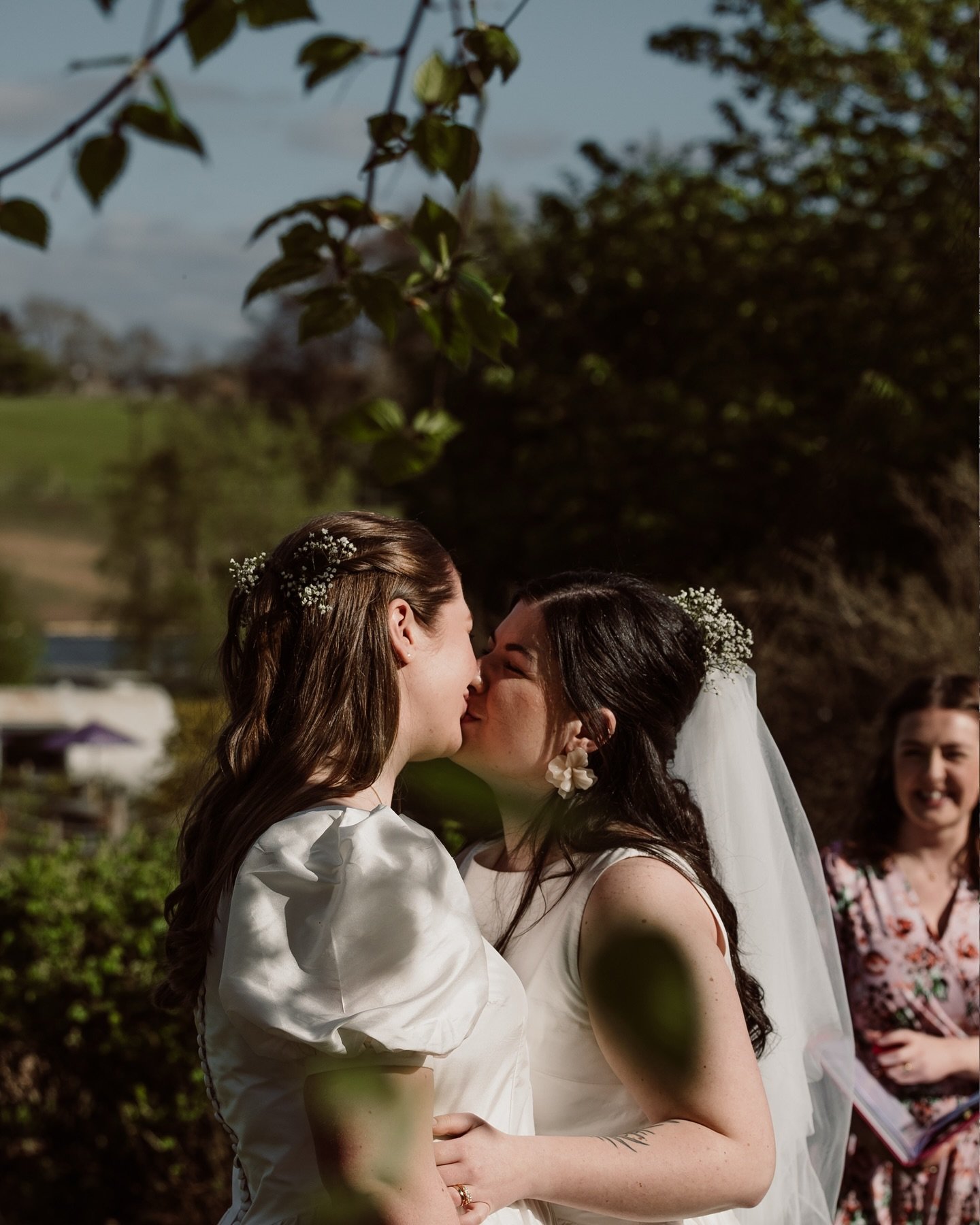 Mara & Keara 🌸✨
I bloody love micro weddings and this one in Scotland was flipping gorgeous.
The thing I find most delightful about a micro wedding is how intimate and personal they are.
And don’t be fooled if you’re thinking a sm