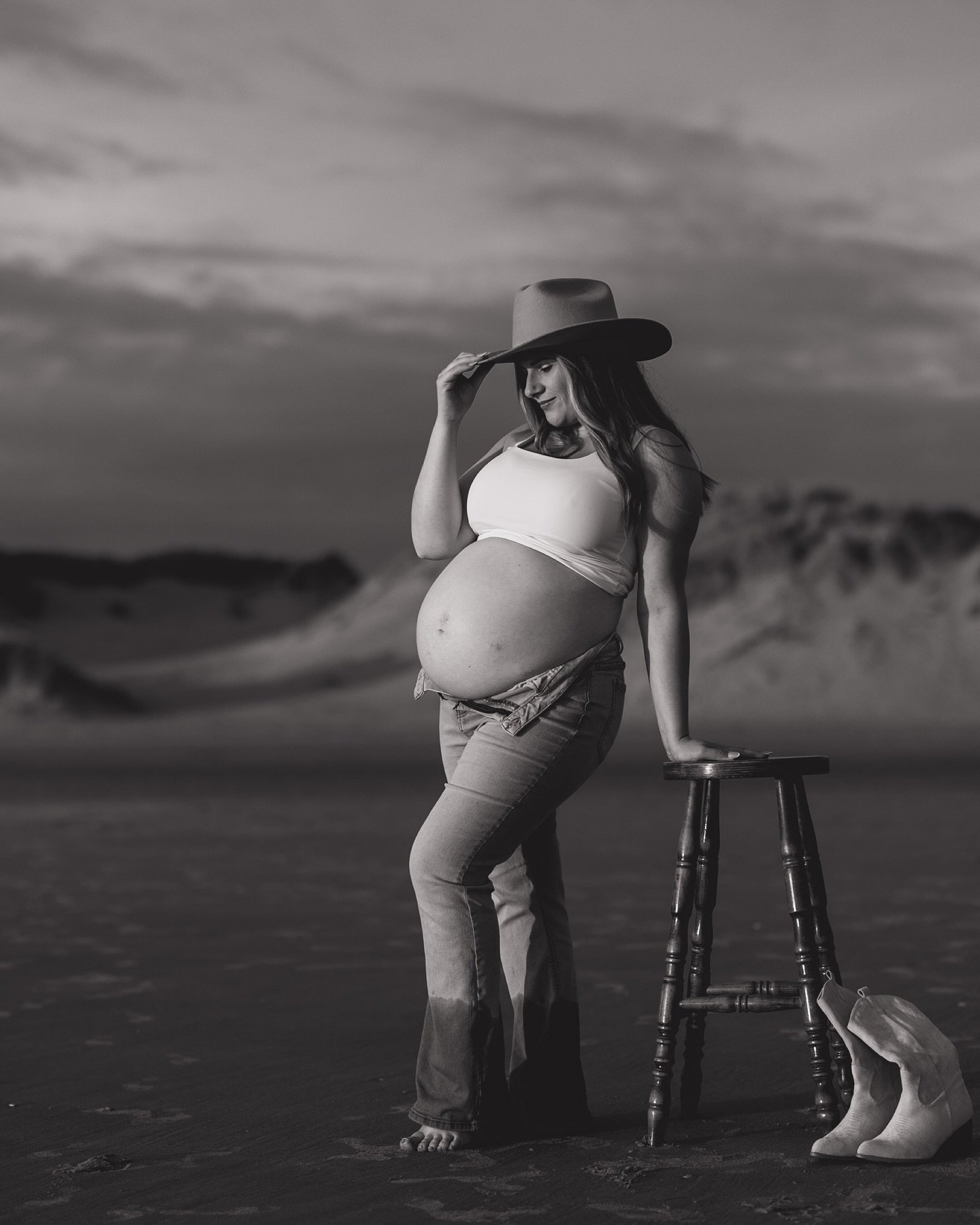 Gemma ❤️‍🔥
This cowboy maternity shoot was simply glorious and so much fun 😆
We all know I love cowboy vibes, so thank you so much @gemmamariephoto for seeing my vision and helping me make it reality. You’re a total badass babe⚡️
And I