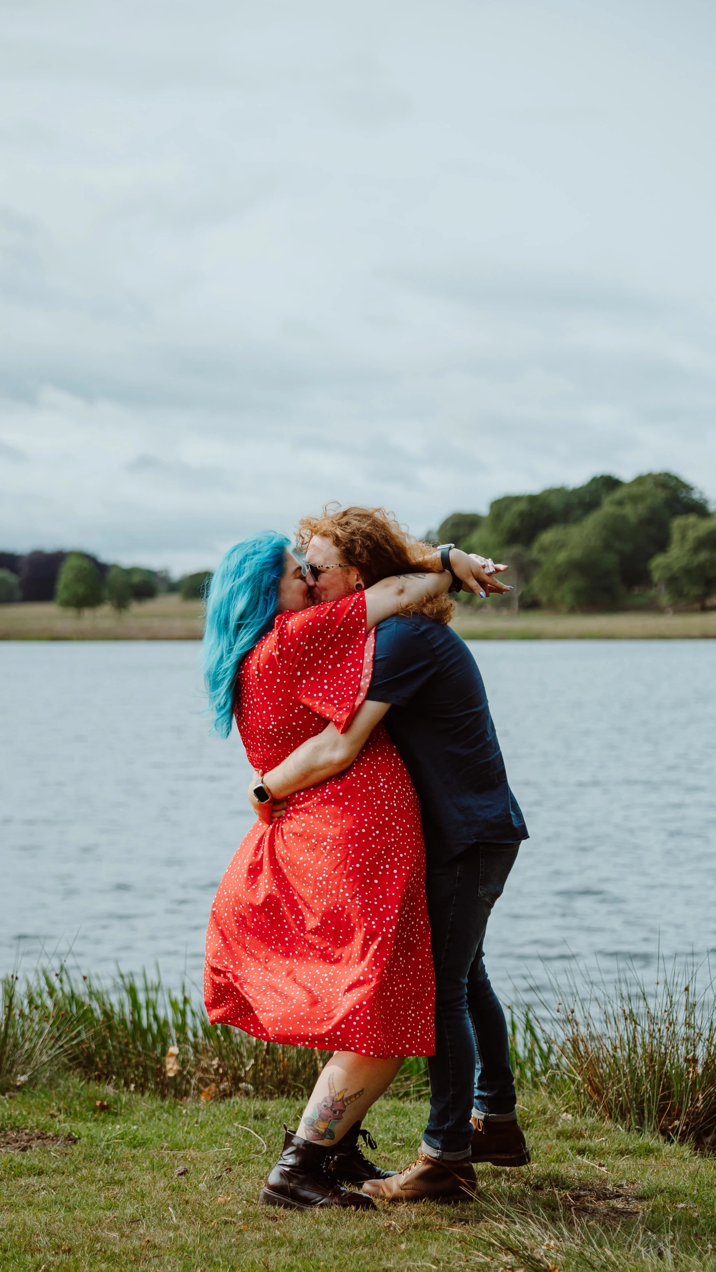 Photographers! Have you ever had a wardrobe malfunction while on a shoot πΈ If so, tell me about it so I feel less like a dickhead π
My wardrobe malfunction on this pre-wedding photoshoot was super not ideal as both my straps broke on my sports bra