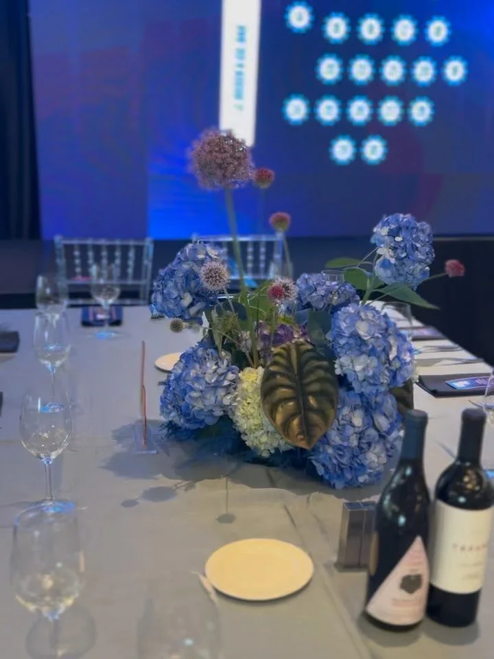 When Gala committees allow us to create playful centerpieces that delight while staying on brand! Spherical and color-blocked was the goal here for @victoryprojectkc in partnership with @sportingkc