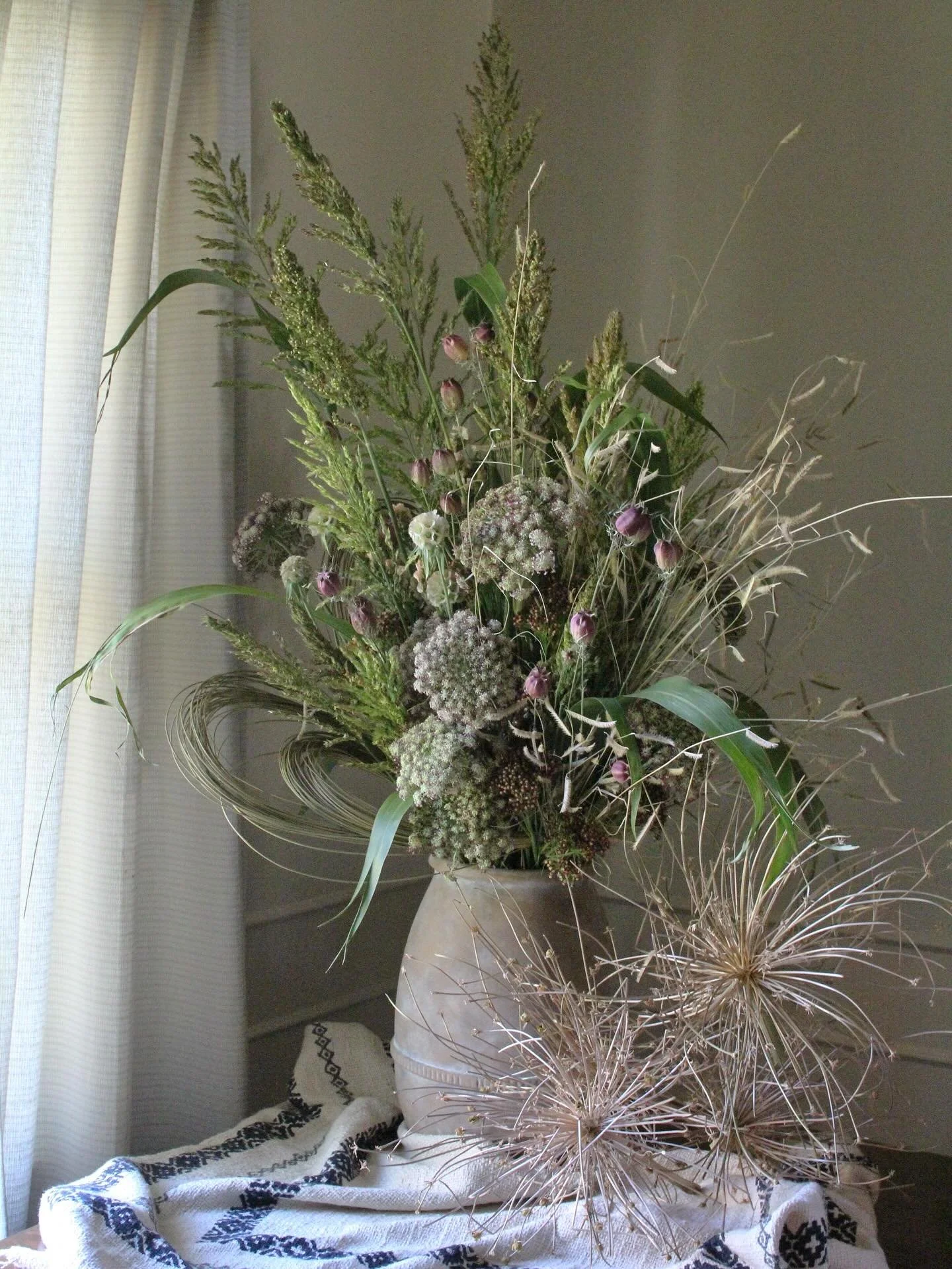 Slice of a western meadow for @juliaharkleroad 
Tried to get my sister to overnight me tumbleweeds from Colorado, but had to use dried allium instead to give the vibe.