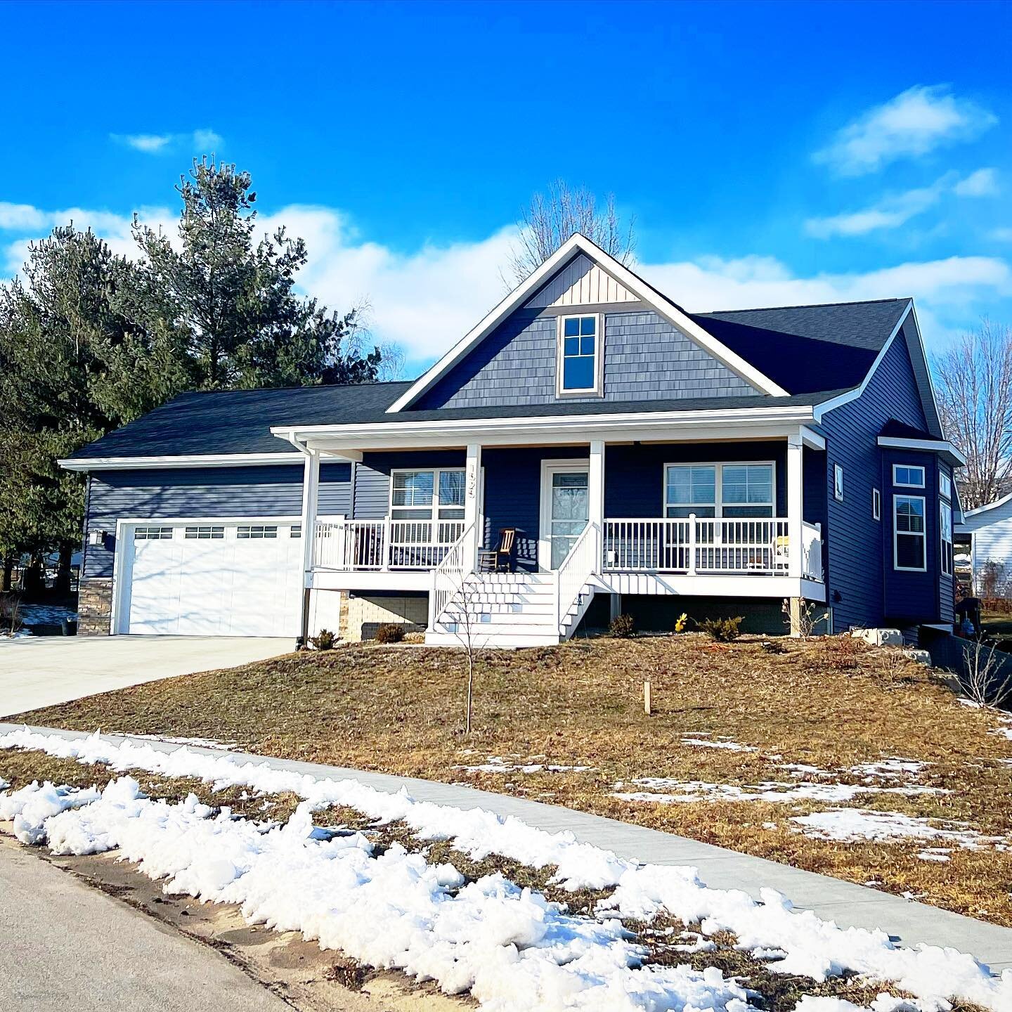 Love love love a classic front porch!! They create a welcoming facade and instantly warm the front of a house! 

#frontporch #housefacade #blueandwhite #craftsmanstyle #oldschoolvibes #classicdesign #iowadesigner #neiowa #easterniowa #palasdeisgn #fa