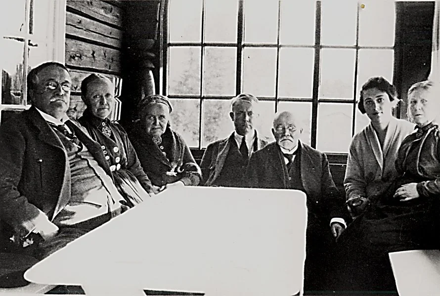 Vidkun Quisling visiting his family in Fyresdal. Vidkun Quisling in center, Maria quisling second from the right. Unknown date, but no later than 1930