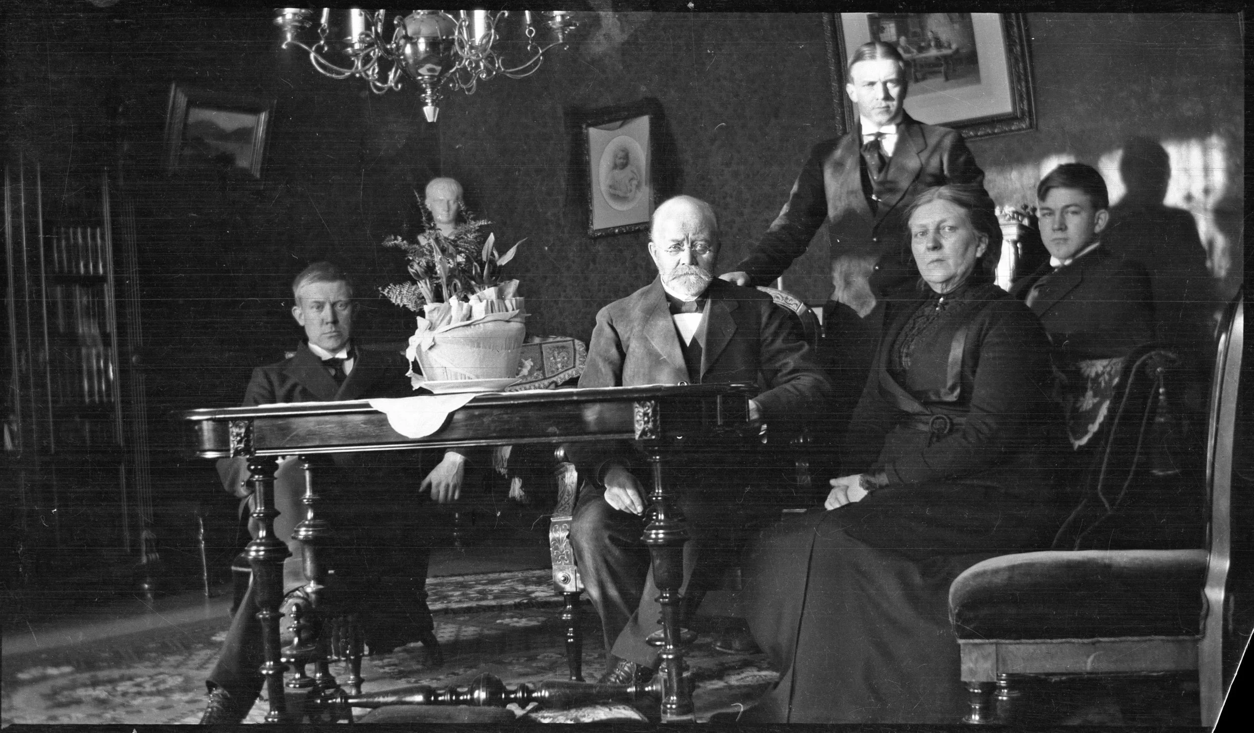 The Quisling family about 1915 - Vidkun to the left, father Jon center, brother Jørgen (standing), mother Anna and youngest brother Arne. 