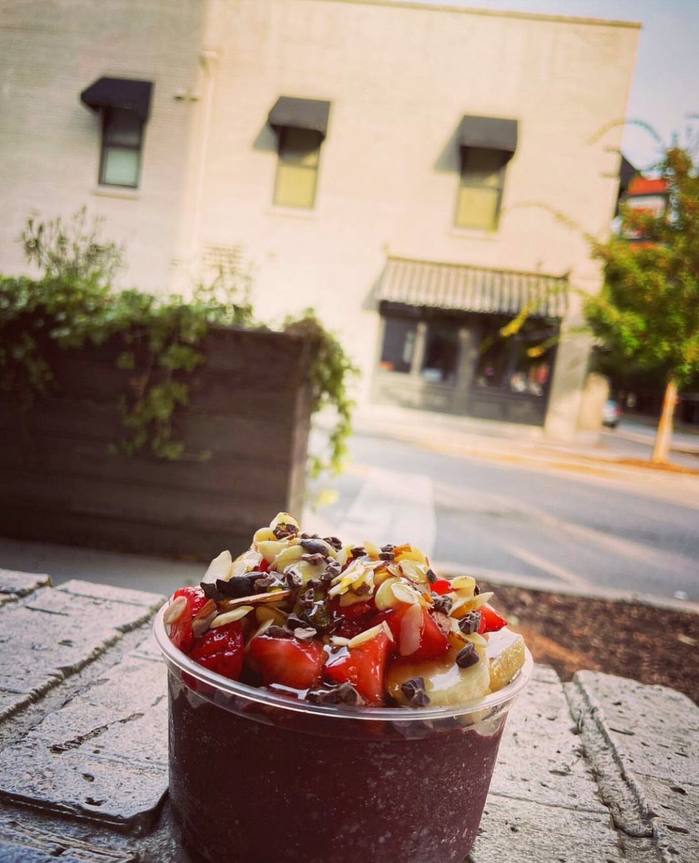 Tomorrow is Friday, guys! You deserve an award for making it this far after a holiday weekend! We have a&ccedil;a&iacute; bowls ready for those who have had too much adulting this week. See you soon! &bull;&bull; 📸: @thesmoothiebowlconnoisseur 
.
.
