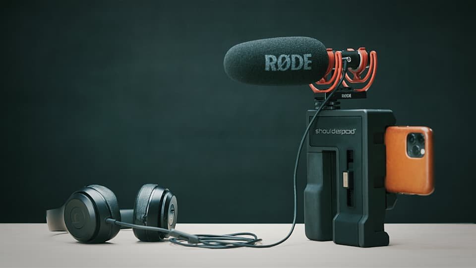 How to monitor audio with the Rode Videomic NTG microphone connected to my iPhone