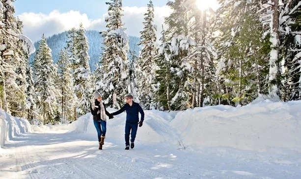 Couple spending time together outdoors in winter during a Loopwell couples retreat in the Hudson Valley