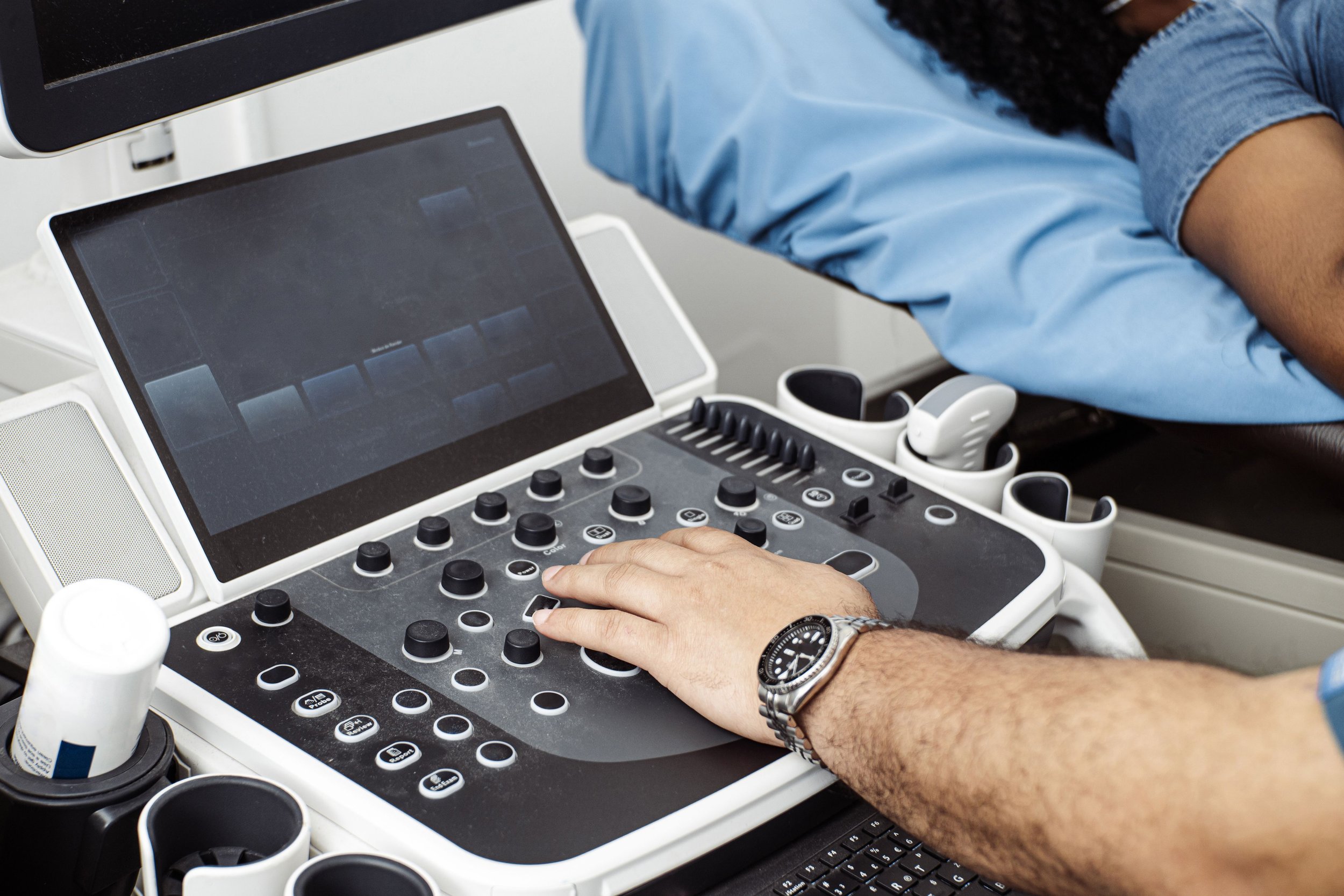 medical-professional-using-an-ultrasound-machine-t-2023-06-27-00-08-22-utc.jpg
