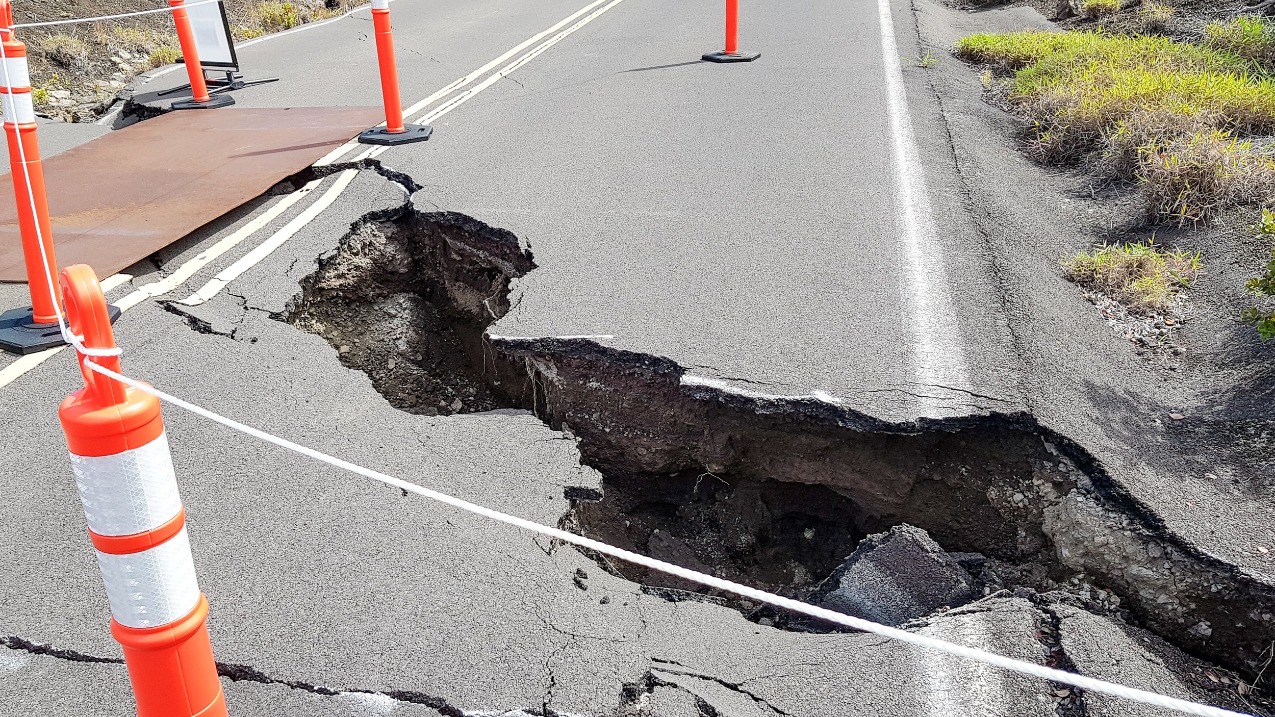 volcano-road-cracks-and-danger-cones-2021-08-30-07-33-09-utc.jpg