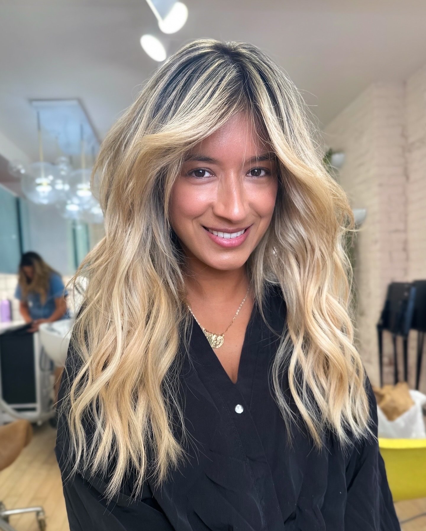 From dark to pink to blonde perfection! 🎨💖 This stunning transformation showcases the beauty of bold color while keeping it bright and believable. Color by the master colorist, @colorbyclaudia and extensions by @laurens.hairstyling . Swipe to peep 