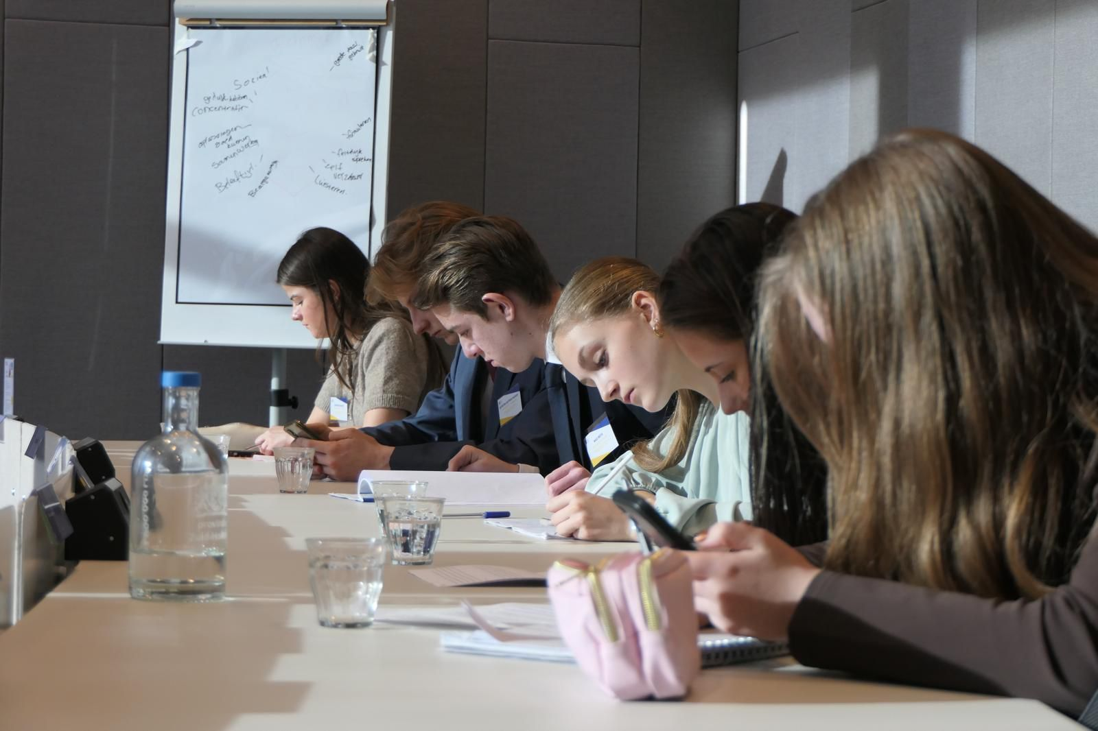 Strak in pak, scherp in debat