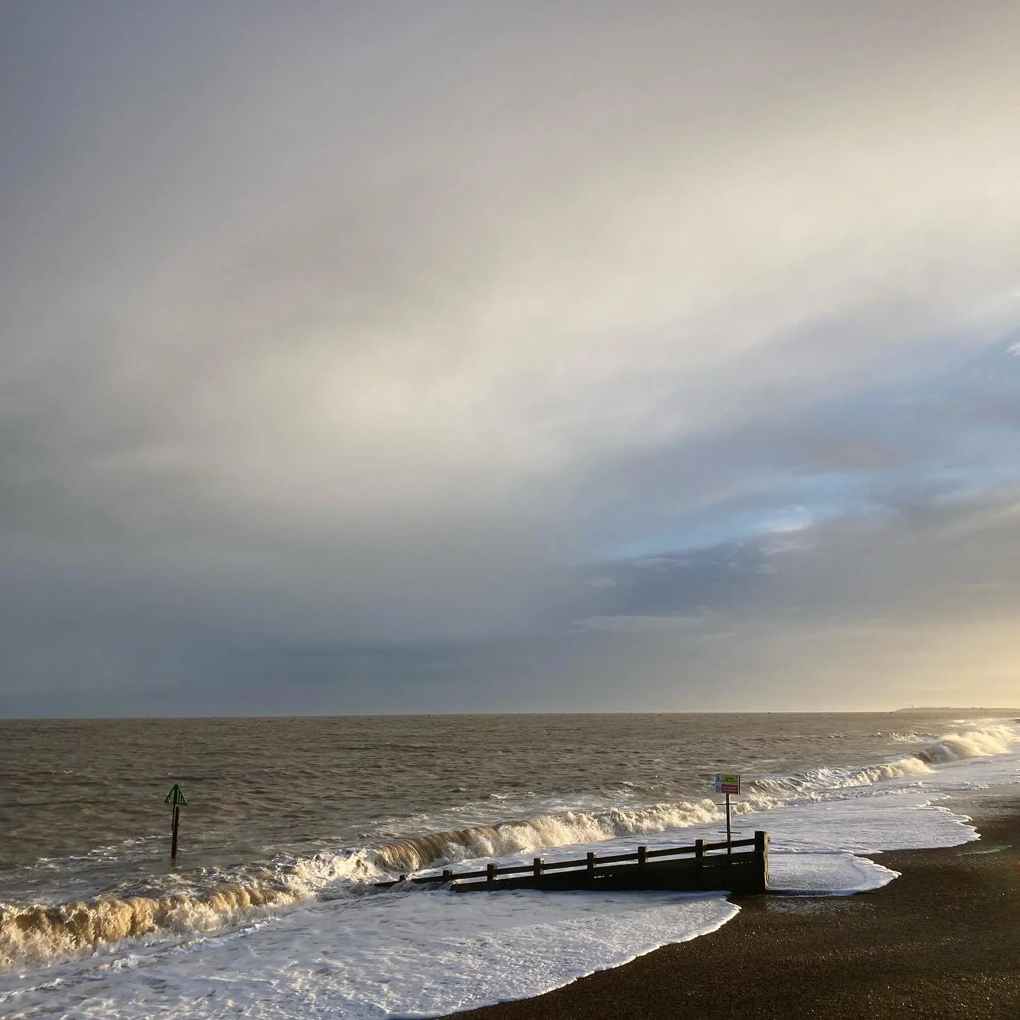 Catching colours&hellip;#suffolkcoastal #suffolkcoast  #photoinspiration #photosforartists #artistinspiration #photosofthesea #sandandstone #seasandsky #coloursofnature #colourforart #artist #suffolkartist #abstractartist