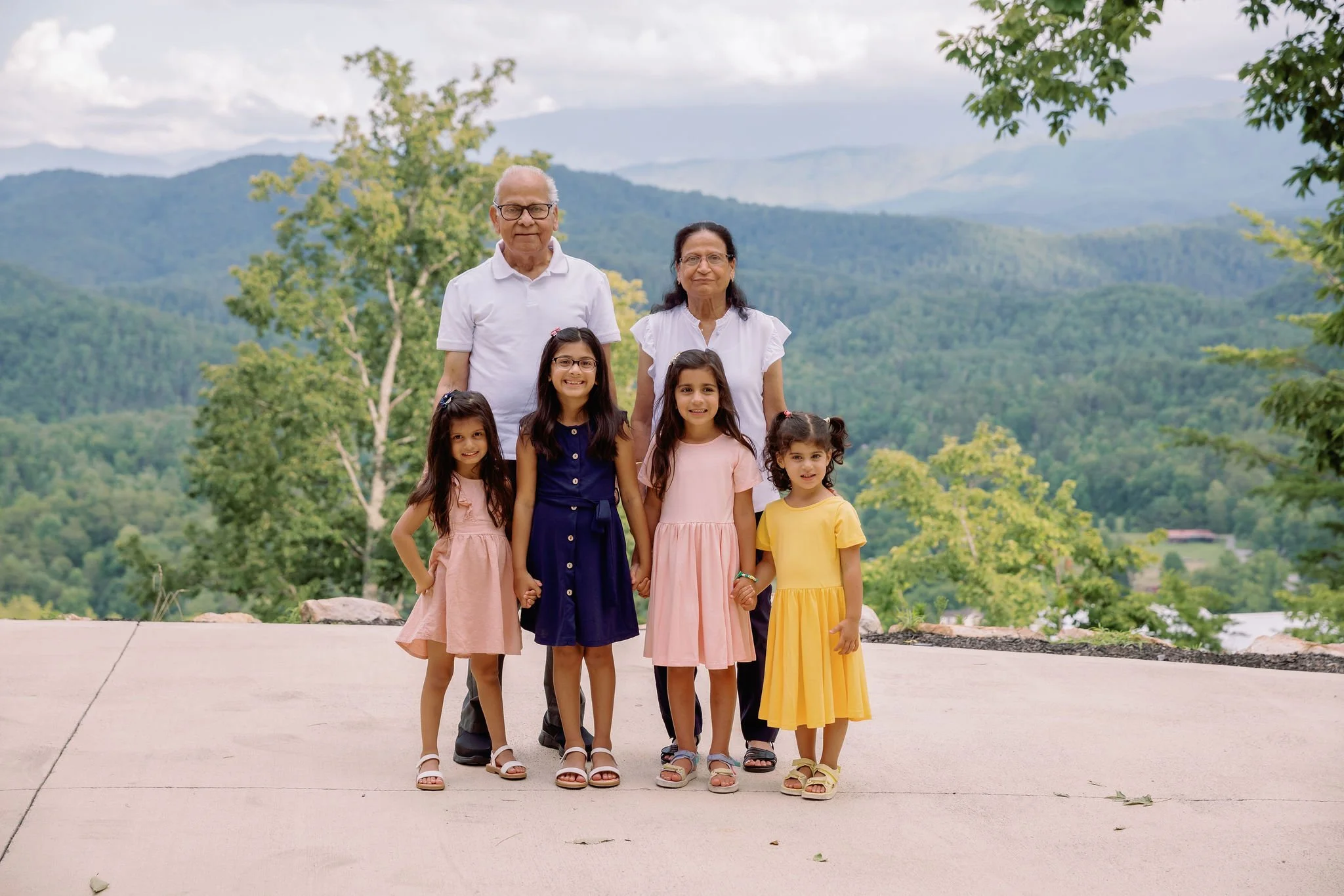 Gatlinburg-photographer-family-cabin-photos-grandparent-outfits