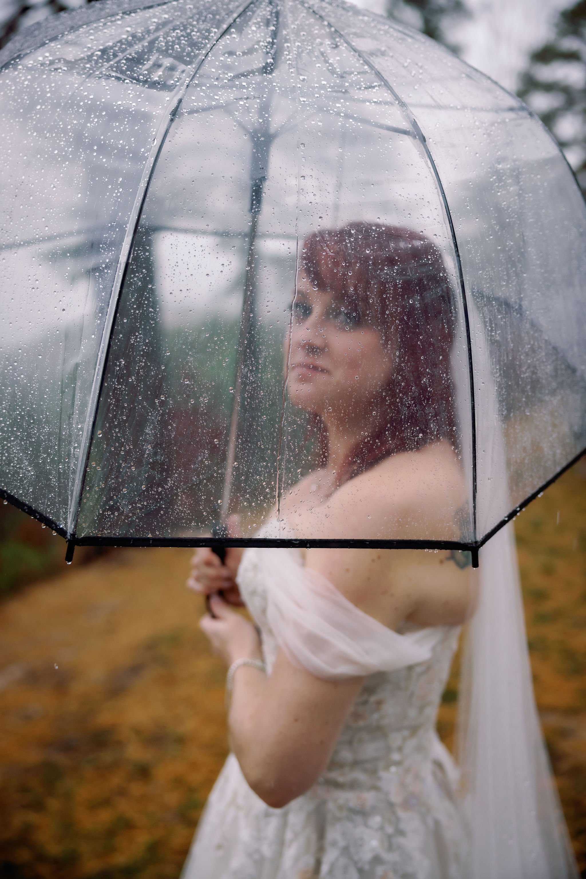 Gatlinburg-wedding-photographers-rainy-wedding-photos-umbrella